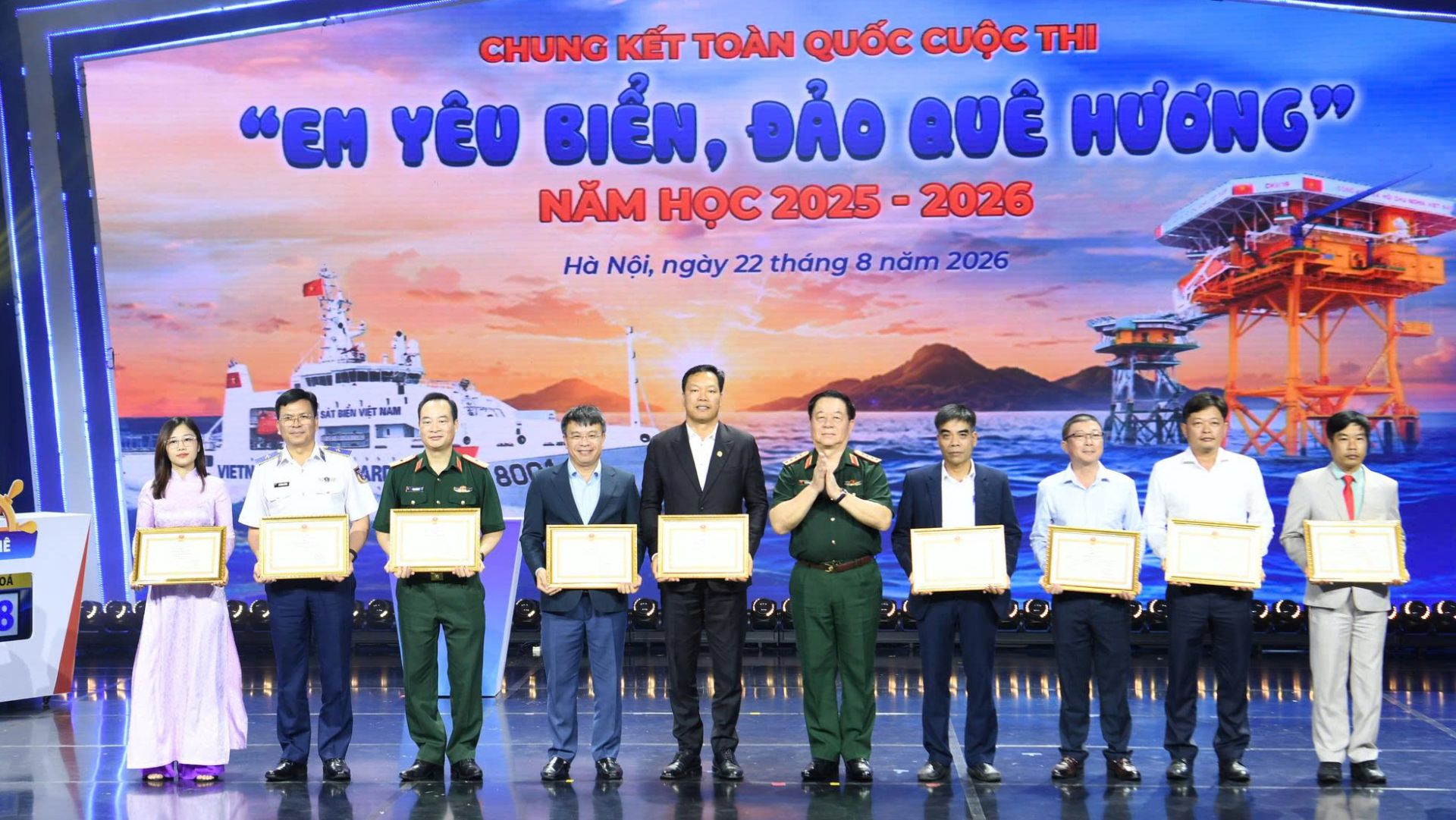 Đại tướng Nguyễn Trọng Nghĩa trao Bằng khen cho c&aacute;c đơn vị t&iacute;ch cực phối hợp tham gia tổ chức cuộc thi.