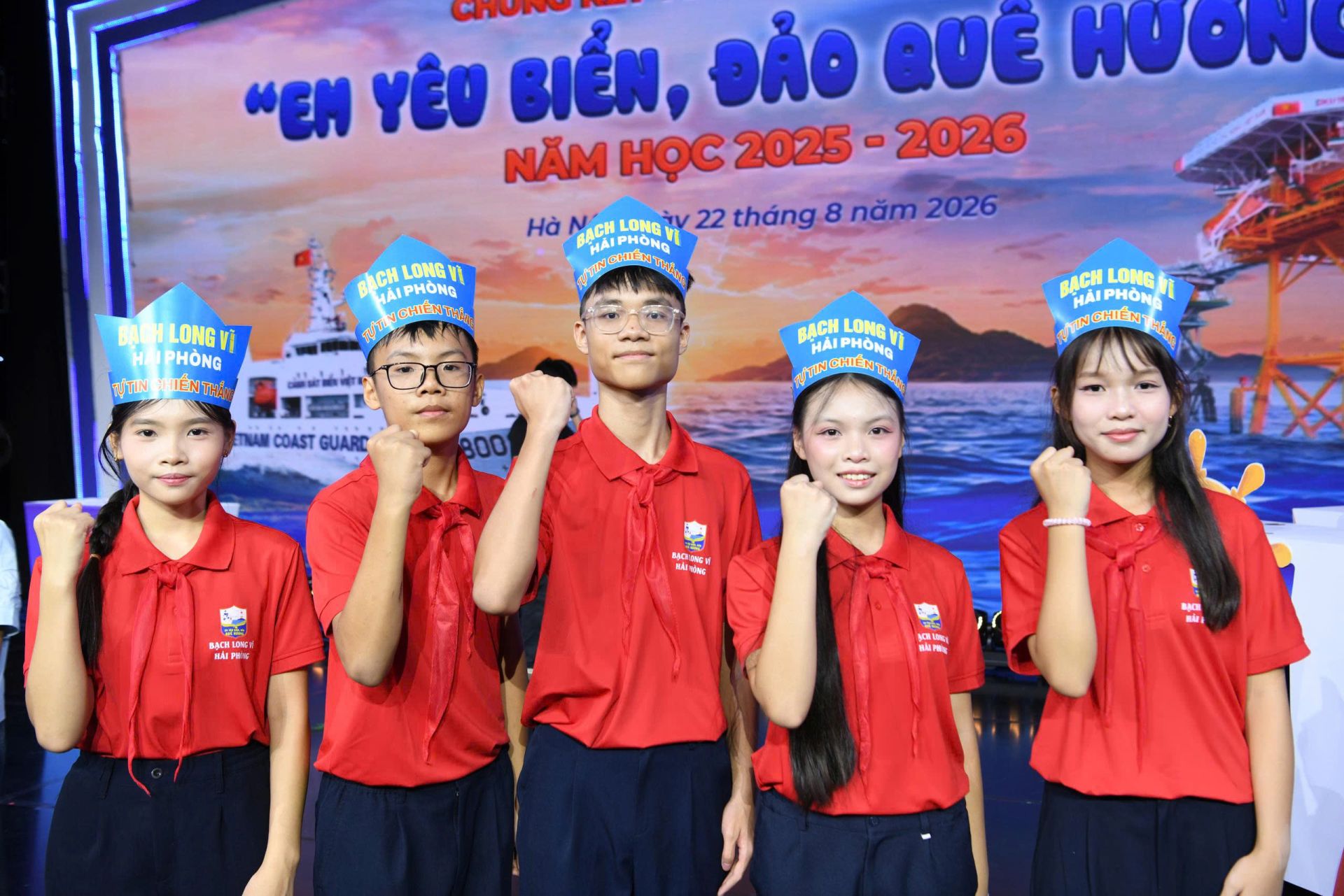 Các bạn học sinh đội Bạch Long Vĩ, TP. Hải Phòng xuất sắc giành giải Nhất của cuộc thi.