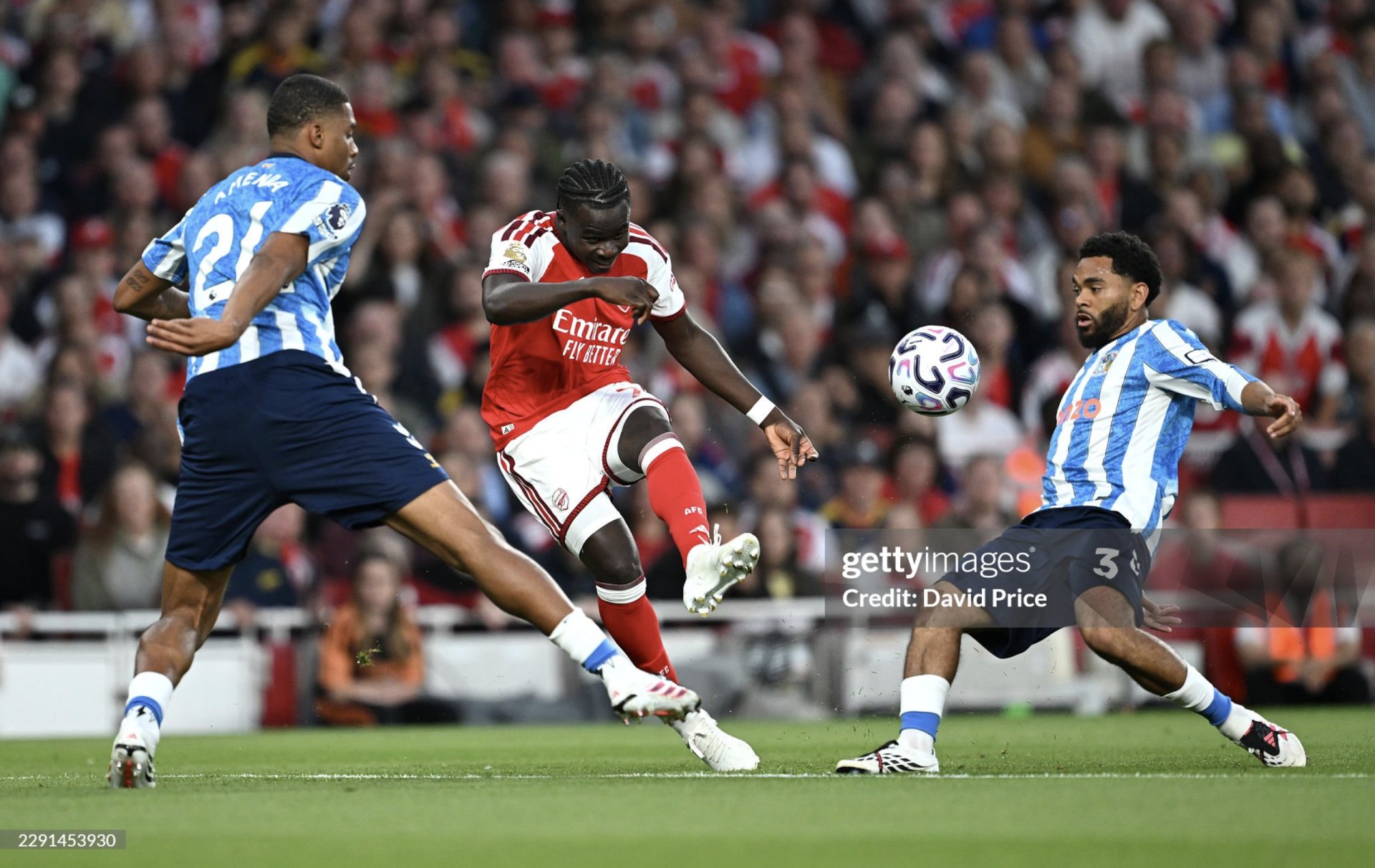 Bukayo Saka (&aacute;o đỏ) dứt điểm n&acirc;ng tỷ số l&ecirc;n 2-0 cho Arsenal.