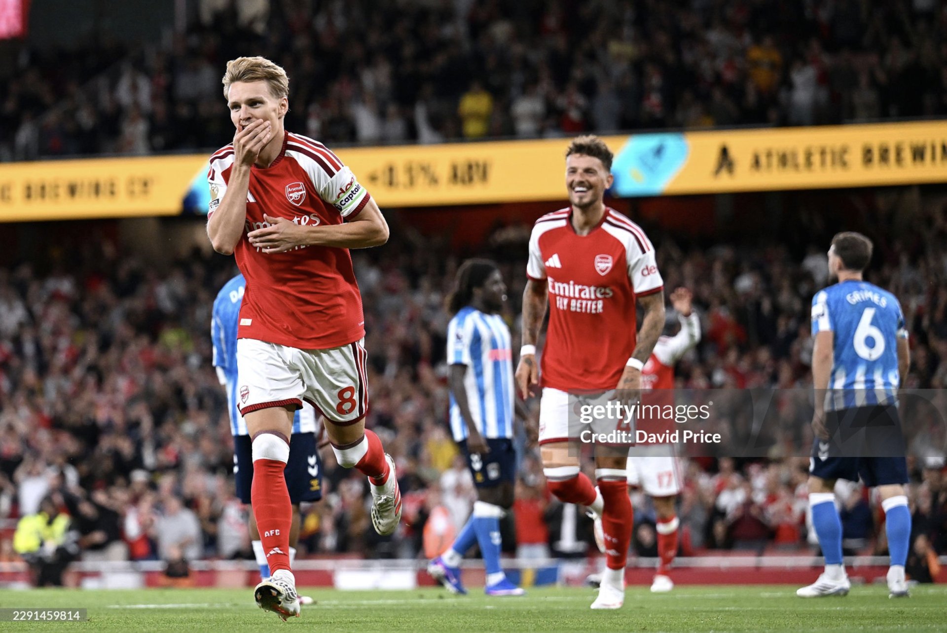 Odegaard ăn mừng b&agrave;n thắng n&acirc;ng tỷ số l&ecirc;n 3-0.
