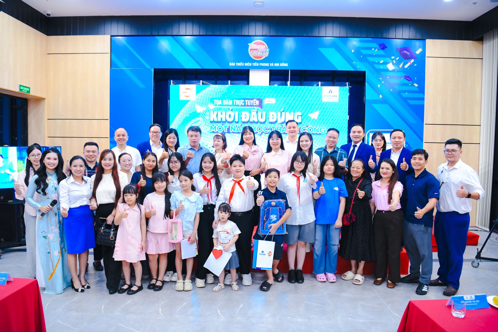 Tọa đ&agrave;m c&oacute; sự tham gia của c&aacute;c chuy&ecirc;n gia, nh&agrave; gi&aacute;o t&acirc;m huyết với gi&aacute;o dục; đại diện Hệ thống Anh ngữ Quốc tế Ocean Edu v&agrave; c&aacute;c bạn học sinh.