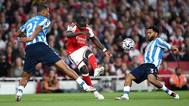 Arsenal thắng đậm trong ngày ra quân Ngoại hạng Anh