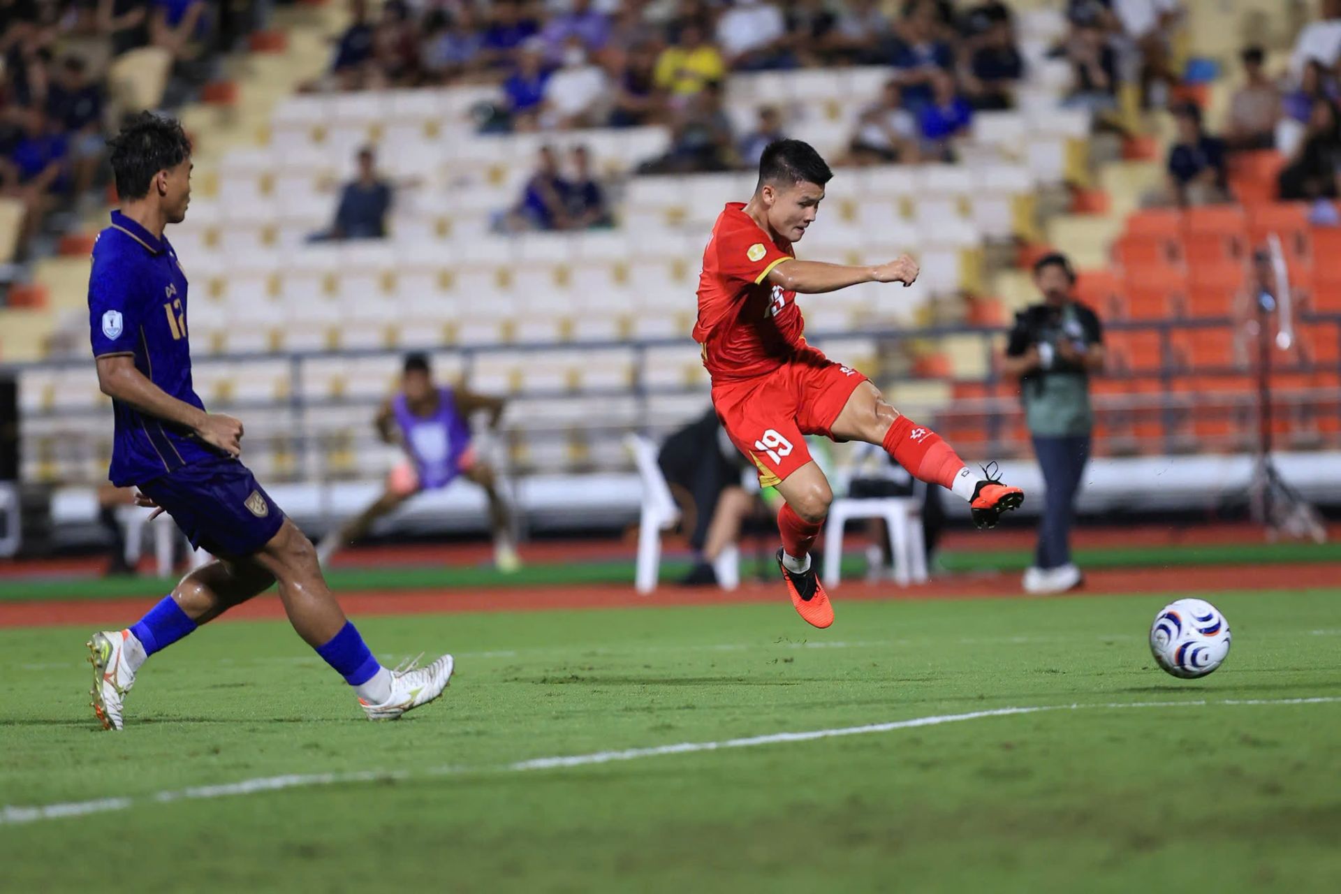 Quang Hải băng v&agrave;o tung c&uacute; v&ocirc; l&ecirc; đưa b&oacute;ng v&agrave;o lưới n&acirc;ng tỷ số l&ecirc;n 2-0.