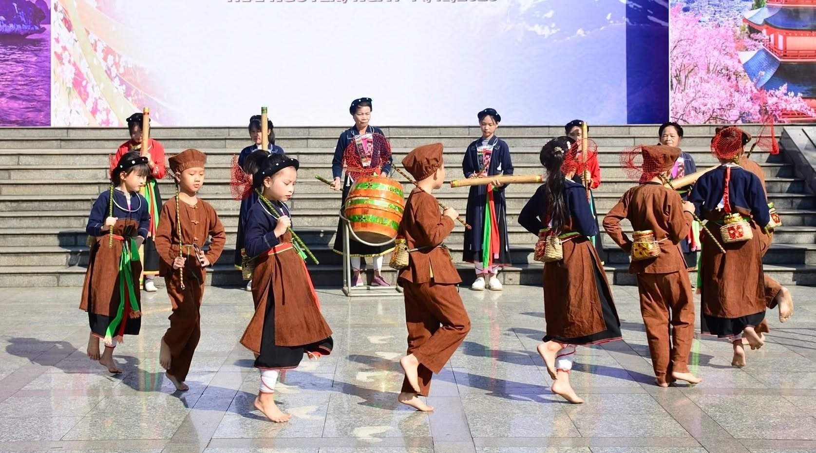 Những điệu m&uacute;a d&acirc;n gian đặc sắc được giới thiệu tới người d&acirc;n, du kh&aacute;ch trong kh&ocirc;ng gian bảo t&agrave;ng.