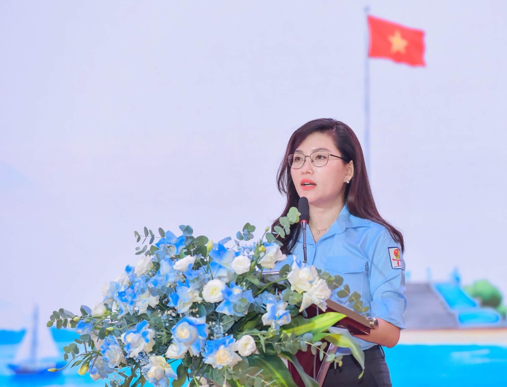 Chị Hồ Hồng Nguy&ecirc;n ph&aacute;t biểu tại hội nghị.