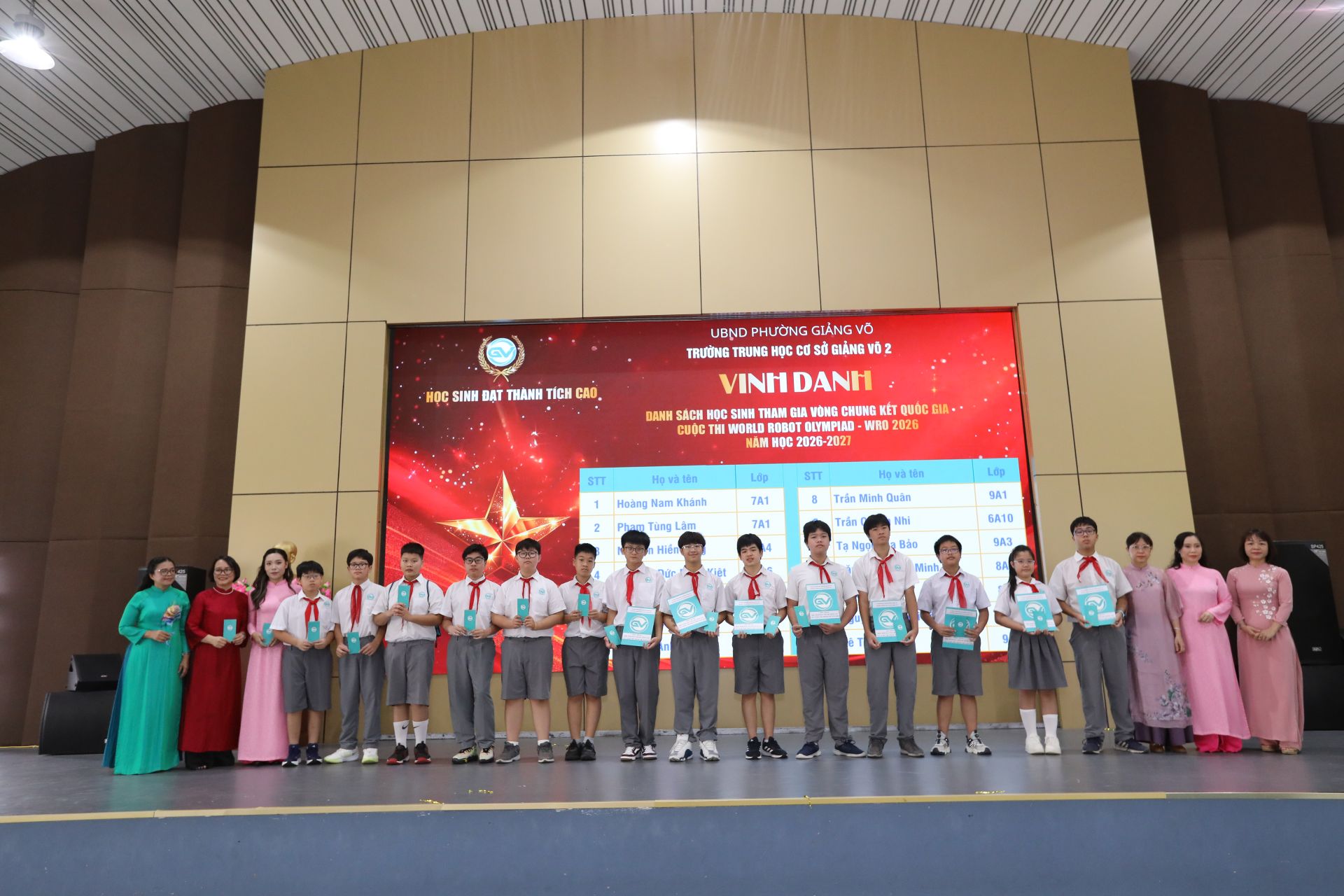 Ban Gi&aacute;m hiệu nh&agrave; trường vinh danh đội thi trong chương tr&igrave;nh 