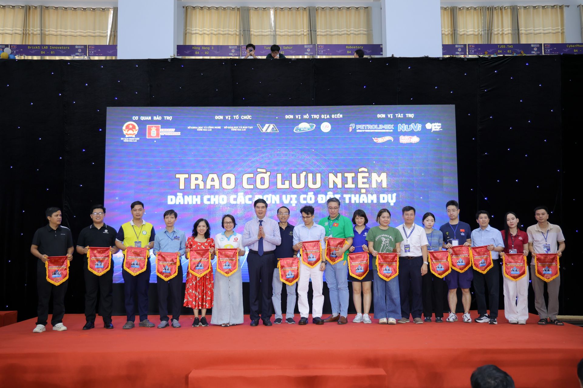 Ban Tổ chức trao Cờ lưu niệm cho c&aacute;c đơn vị tham gia cuộc thi.