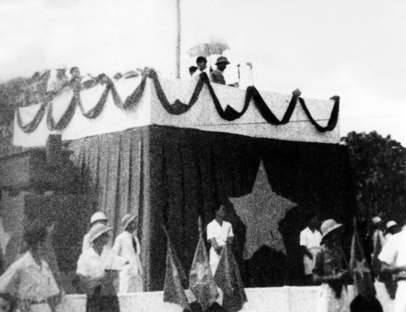 Ng&agrave;y 2/9/1945, tại Quảng trường Ba Đ&igrave;nh, Chủ tịch Hồ Ch&iacute; Minh đọc Tuy&ecirc;n ng&ocirc;n Độc lập, khai sinh nước Việt Nam D&acirc;n chủ Cộng h&ograve;a. (Ảnh: Tư liệu TTXVN) 
