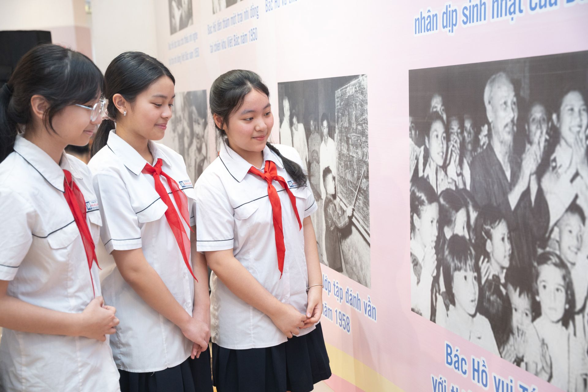 Tự h&agrave;o về lịch sử d&acirc;n tộc, những thế hệ thiếu nhi h&ocirc;m nay tiếp tục học tập, r&egrave;n luyện, nu&ocirc;i dưỡng ước mơ v&agrave; tự tin tiến bước x&acirc;y dựng tương lai. 