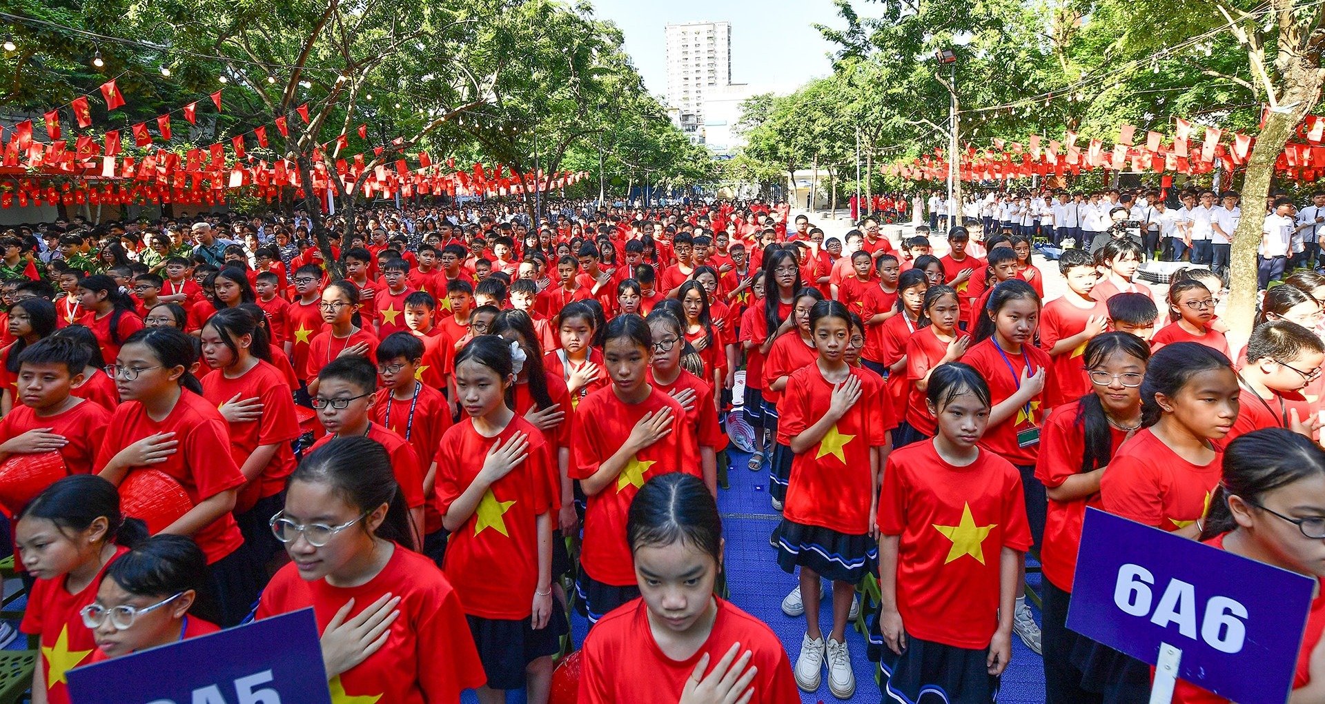 Học sinh h&aacute;t Quốc ca v&agrave;o s&aacute;ng thứ Hai đầu tuần.