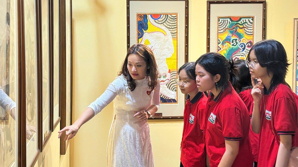 C&ugrave;ng gia đ&igrave;nh tham quan bảo t&agrave;ng, di t&iacute;ch lịch sử l&agrave; c&aacute;ch để ch&uacute;ng m&igrave;nh hiểu th&ecirc;m về truyền thống v&agrave; th&ecirc;m y&ecirc;u qu&ecirc; hương, đất nước. 