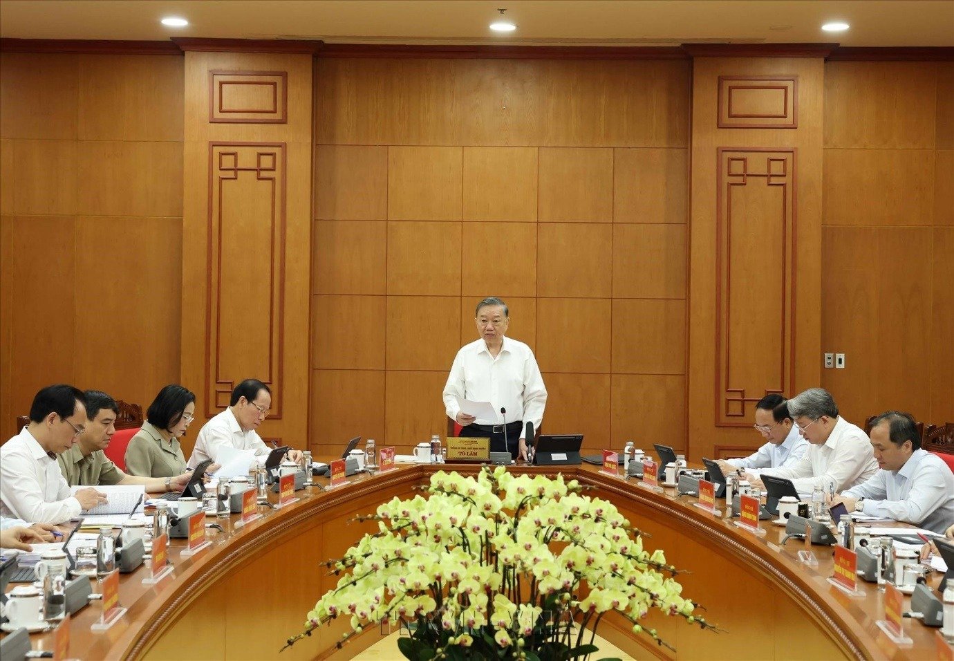 Tổng B&iacute; thư, Chủ tịch nước T&ocirc; L&acirc;m chủ tr&igrave; buổi l&agrave;m việc. (Ảnh: Thống Nhất/TTXVN)