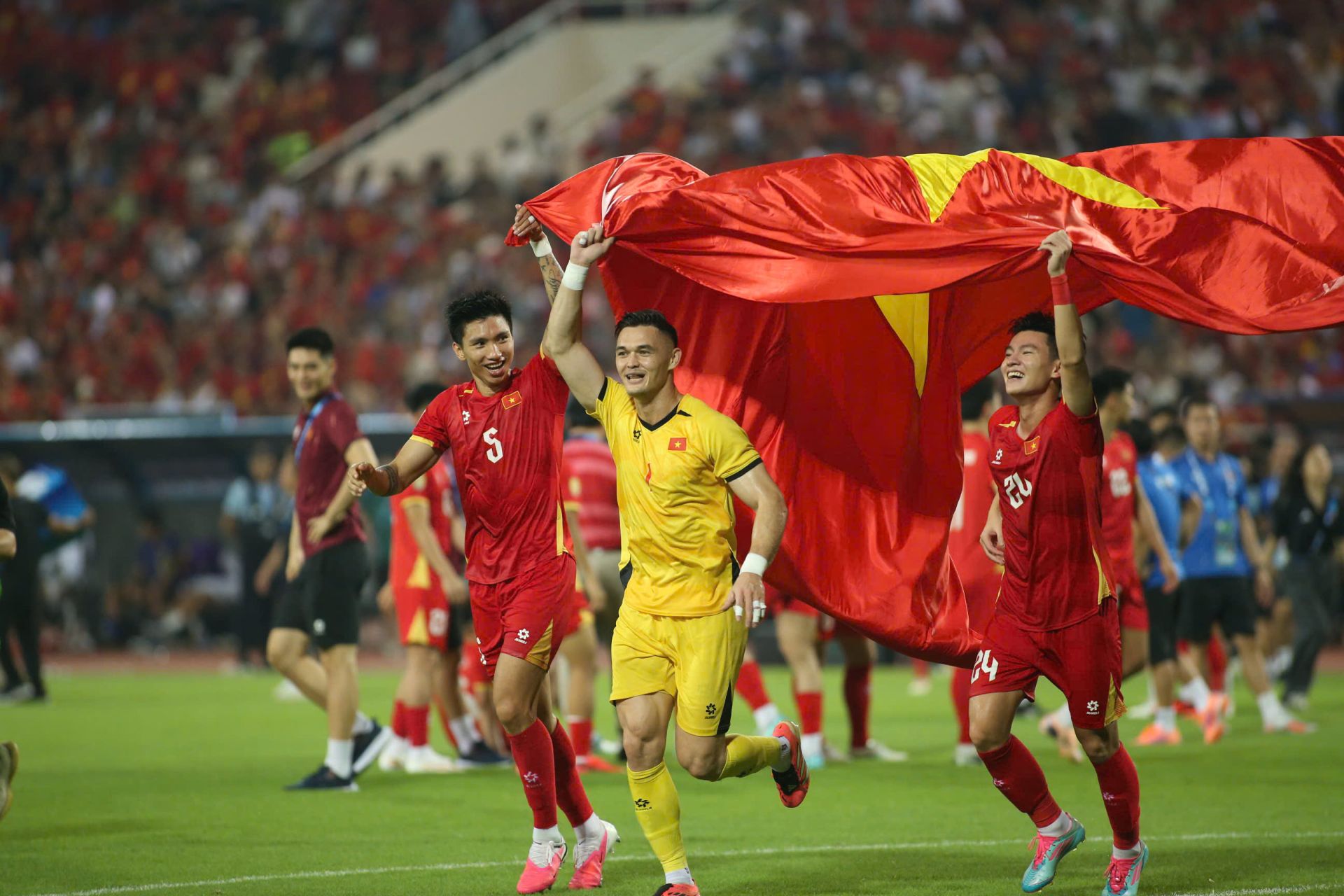 Cầu thủ Việt Nam ăn mừng danh hiệu v&ocirc; địch ASEAN Cup 2026.