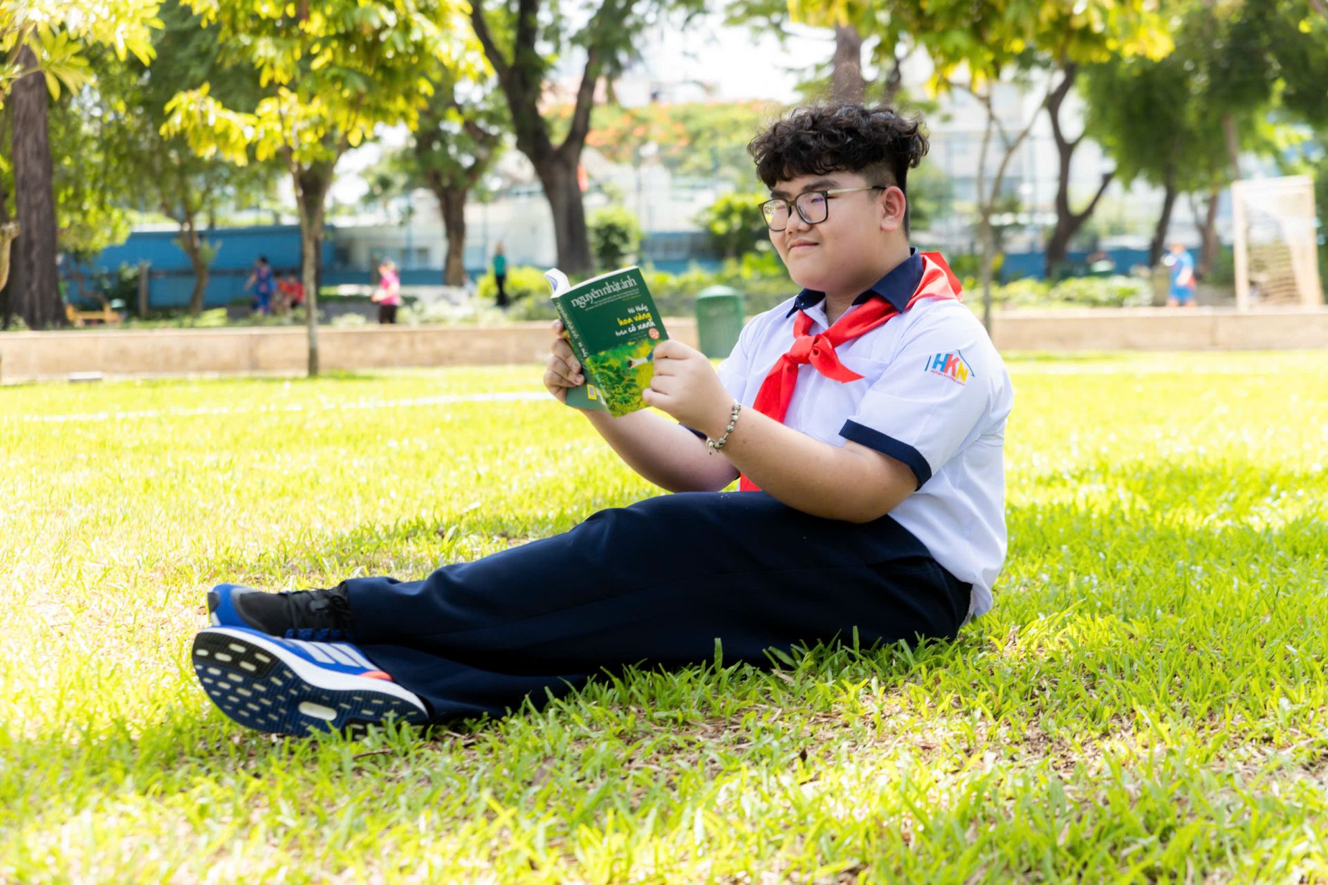 Minh Khang duy tr&igrave; th&oacute;i quen đọc s&aacute;ch mỗi ng&agrave;y để r&egrave;n khả năng tập trung v&agrave; ghi nhớ.