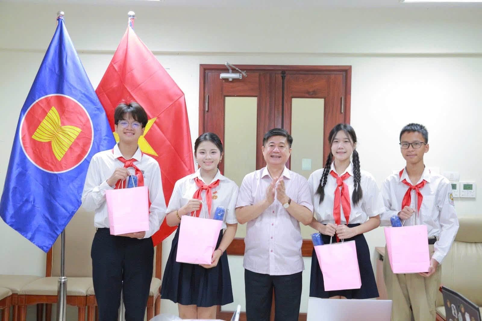 Bốn học sinh Việt Nam tham dự Diễn đ&agrave;n 