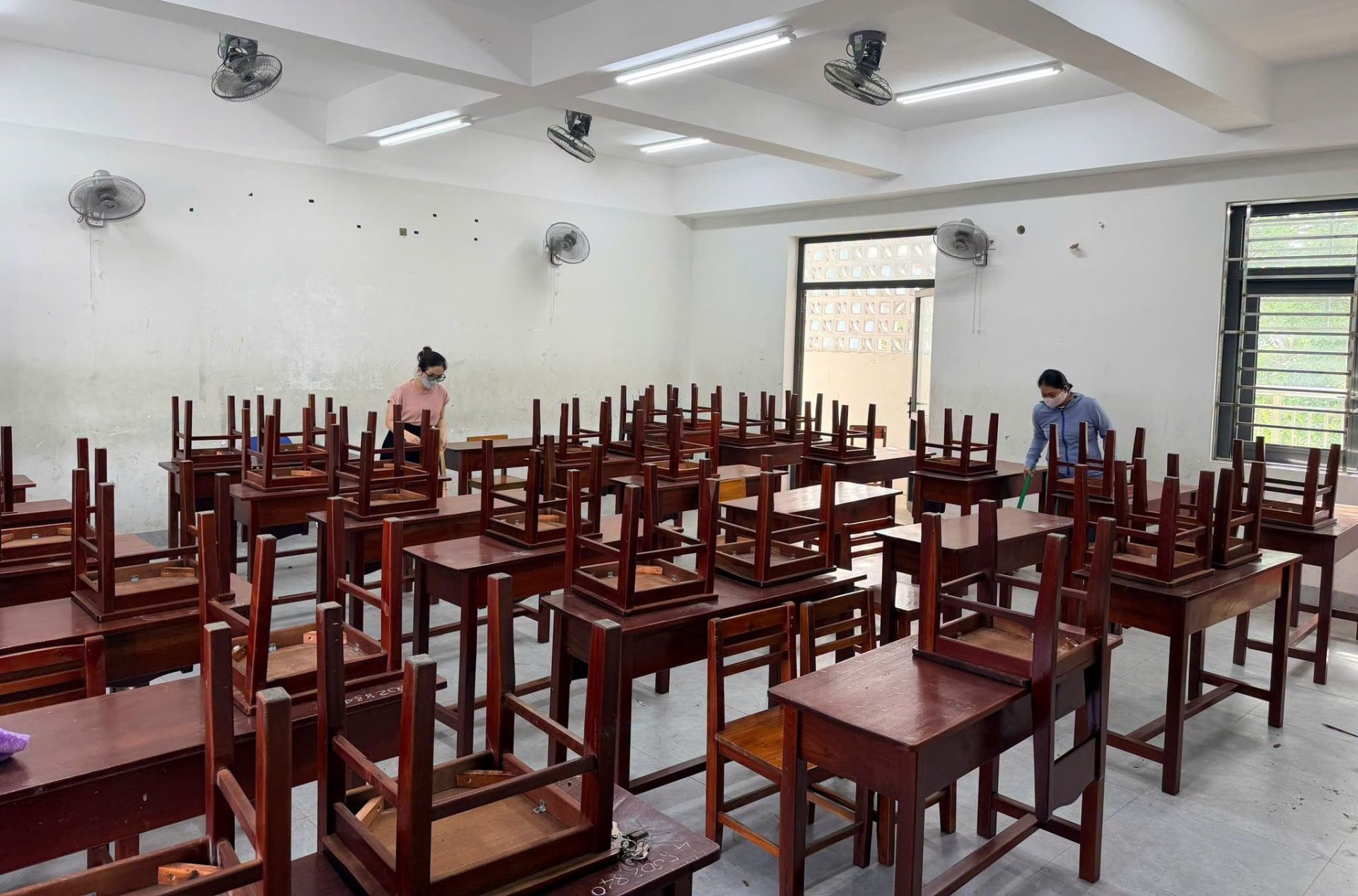 C&aacute;n bộ, gi&aacute;o vi&ecirc;n, nh&acirc;n vi&ecirc;n trường THCS L&yacute; Tự Trọng (phường Sơn Tr&agrave;) c&ugrave;ng nhau tổng vệ sinh trường lớp. 