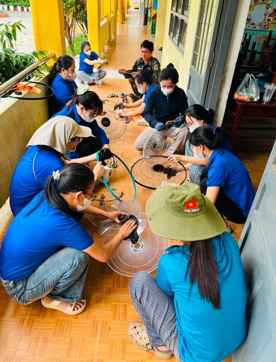 Trường Tiểu học số 2 H&ograve;a Phước (phường H&ograve;a Xu&acirc;n) được hỗ trợ bảo tr&igrave;, bảo dưỡng hệ thống quạt điện tại c&aacute;c ph&ograve;ng học. 