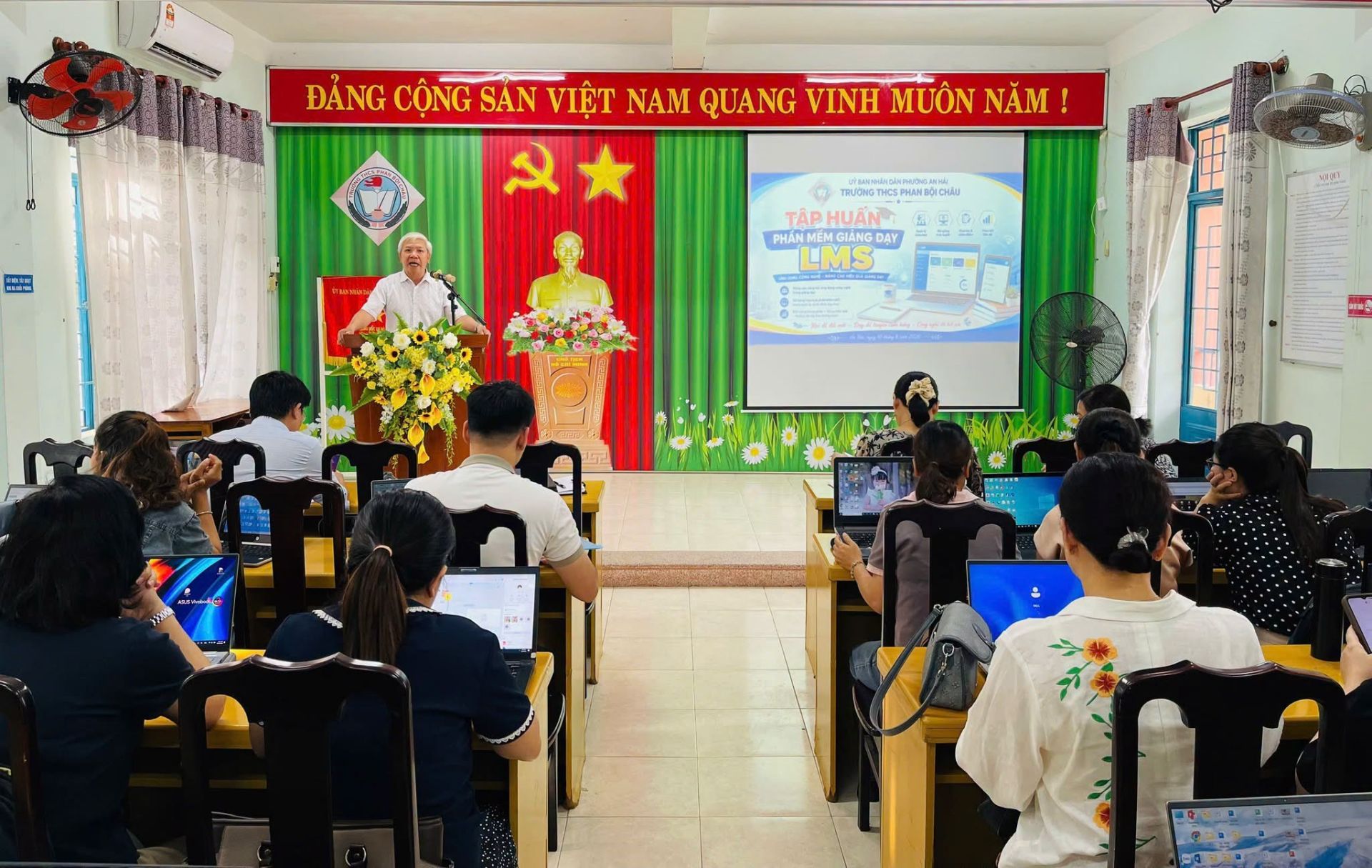 Thầy Trịnh Quang Lộc - Hiệu trưởng trường THCS Phan Bội Ch&acirc;u (phường An Hải) chia sẻ tại buổi tập huấn phần mềm quản l&yacute; học tập (LMS) v&agrave; hồ sơ điện tử. 