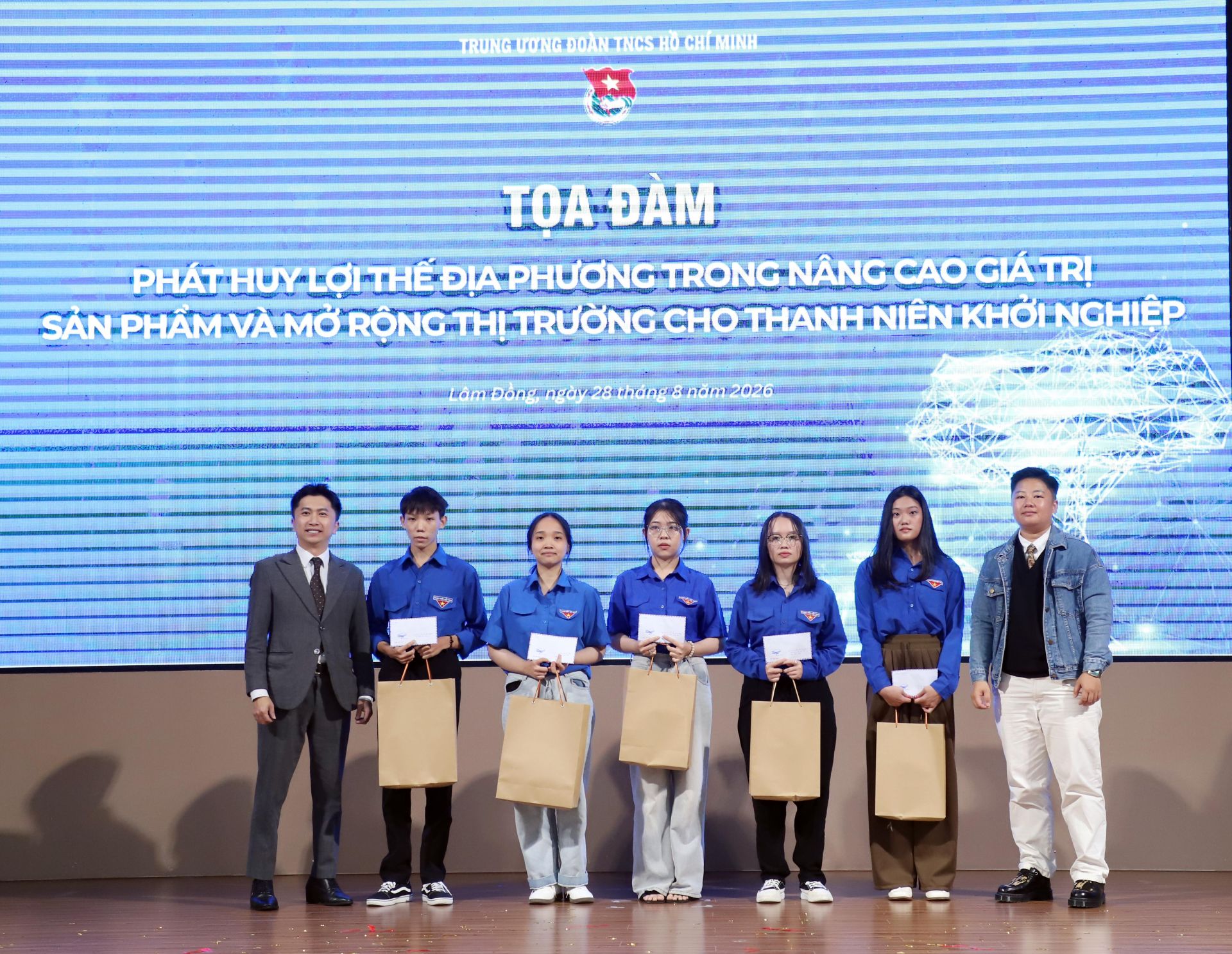 Ban Tổ chức trao 5 suất học bổng cho sinh vi&ecirc;n.