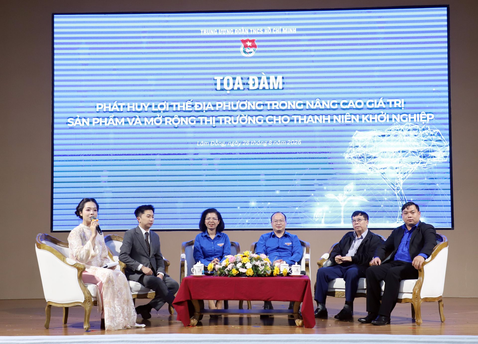 C&aacute;c kh&aacute;ch mời tham gia tọa đ&agrave;m.