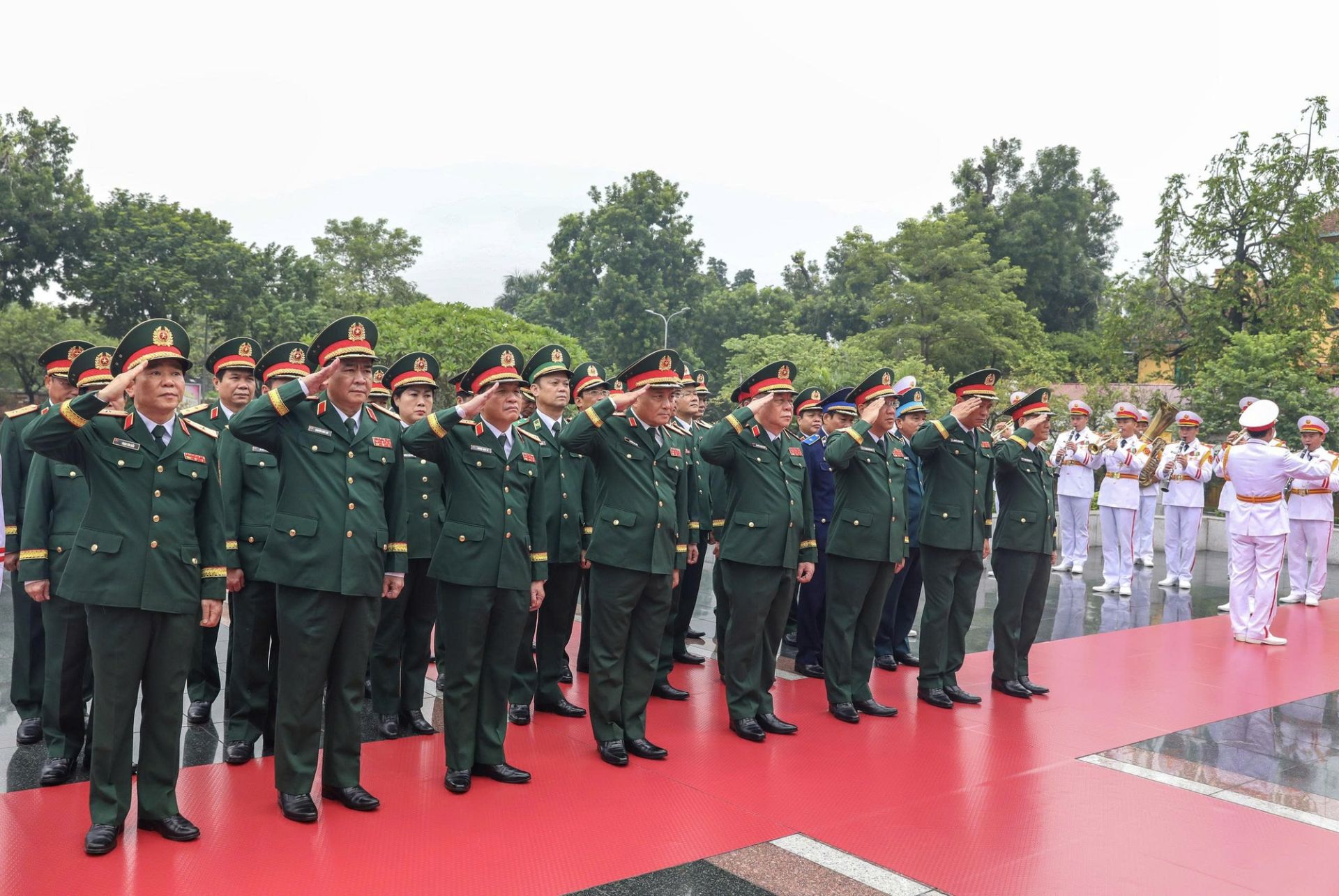 Đo&agrave;n đại biểu Qu&acirc;n uỷ Trung ương - Bộ Quốc ph&ograve;ng đến đặt v&ograve;ng hoa tại Đ&agrave;i tưởng niệm c&aacute;c Anh h&ugrave;ng liệt sĩ.