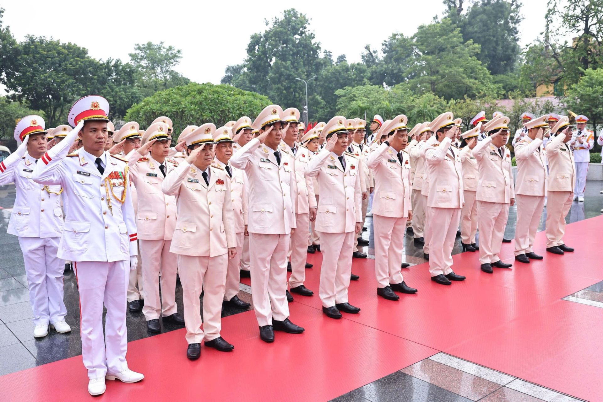 Đo&agrave;n đại biểu Đảng ủy C&ocirc;ng an Trung ương - Bộ C&ocirc;ng an đến đặt v&ograve;ng hoa tại Đ&agrave;i tưởng niệm c&aacute;c Anh h&ugrave;ng liệt sĩ.