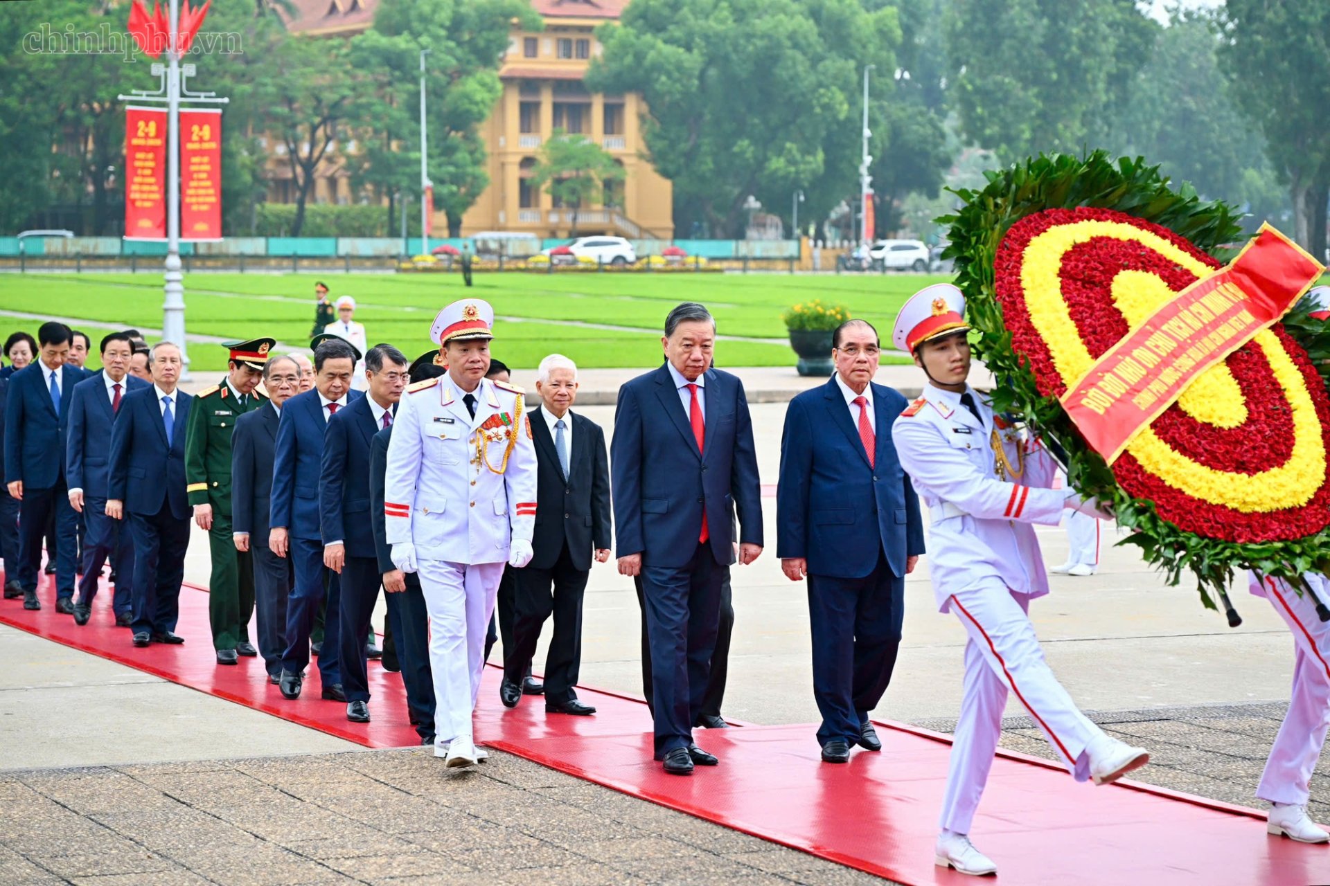 L&atilde;nh đạo Đảng, Nh&agrave; nước đến đặt v&ograve;ng hoa v&agrave; v&agrave;o Lăng viếng Chủ tịch Hồ Ch&iacute; Minh.