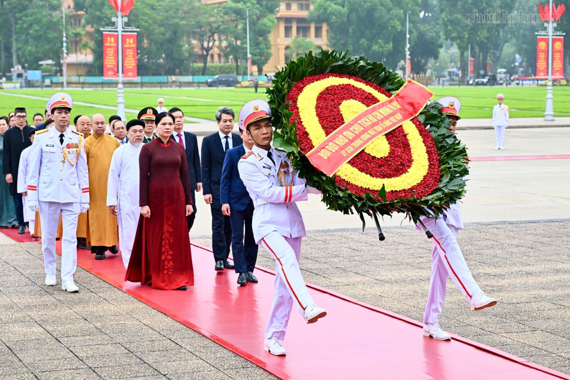 Đo&agrave;n đại biểu Ủy ban Trung ương Mặt trận Tổ quốc Việt Nam đặt v&ograve;ng hoa, v&agrave;o Lăng viếng Chủ tịch Hồ Ch&iacute; Minh.