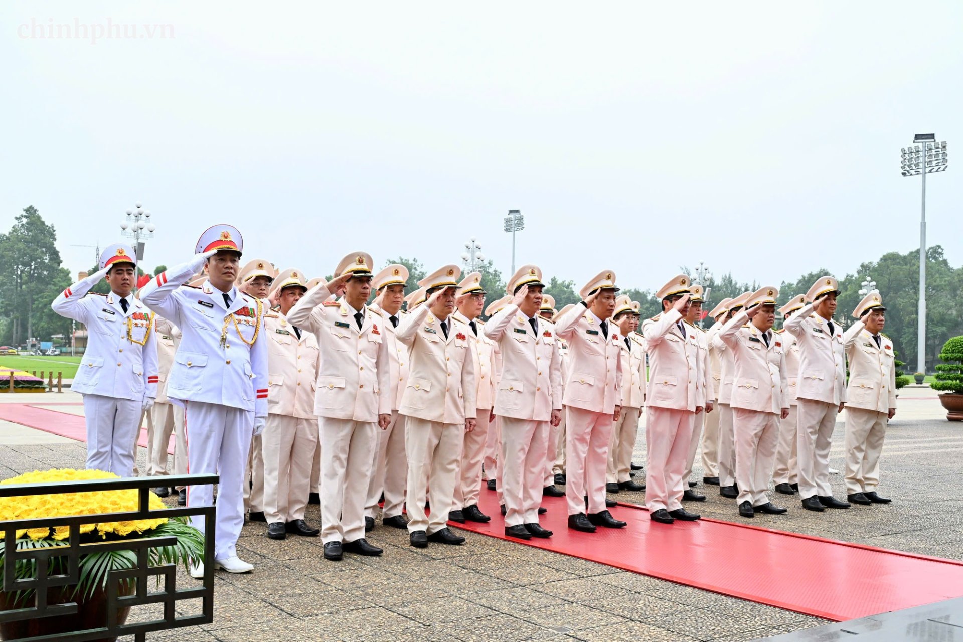 Đo&agrave;n đại biểu Đảng ủy C&ocirc;ng an Trung ương - Bộ C&ocirc;ng an tưởng niệm Chủ tịch Hồ Ch&iacute; Minh.