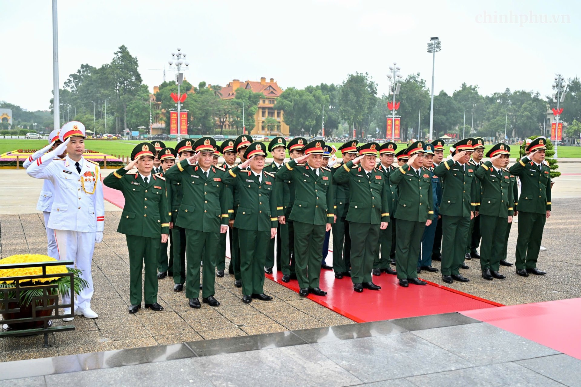 Đo&agrave;n đại biểu Qu&acirc;n ủy Trung ương - Bộ Quốc ph&ograve;ng tưởng niệm Chủ tịch Hồ Ch&iacute; Minh.