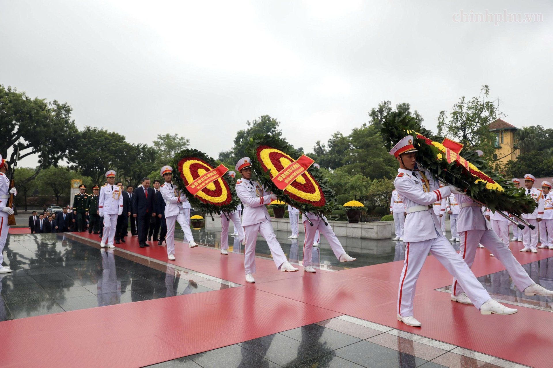 L&atilde;nh đạo Đảng, Nh&agrave; nước đến đặt v&ograve;ng hoa tại Đ&agrave;i tưởng niệm c&aacute;c Anh h&ugrave;ng liệt sĩ.