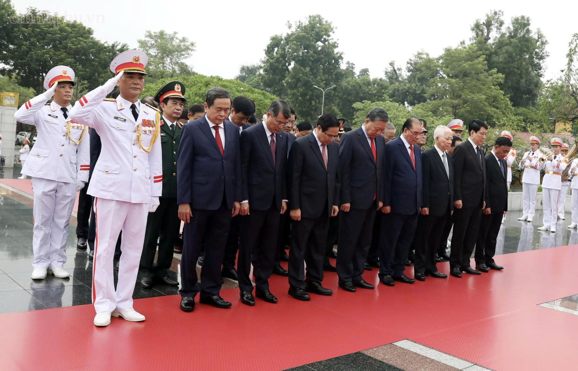 L&atilde;nh đạo Đảng, Nh&agrave; nước tưởng niệm c&aacute;c Anh h&ugrave;ng liệt sĩ.