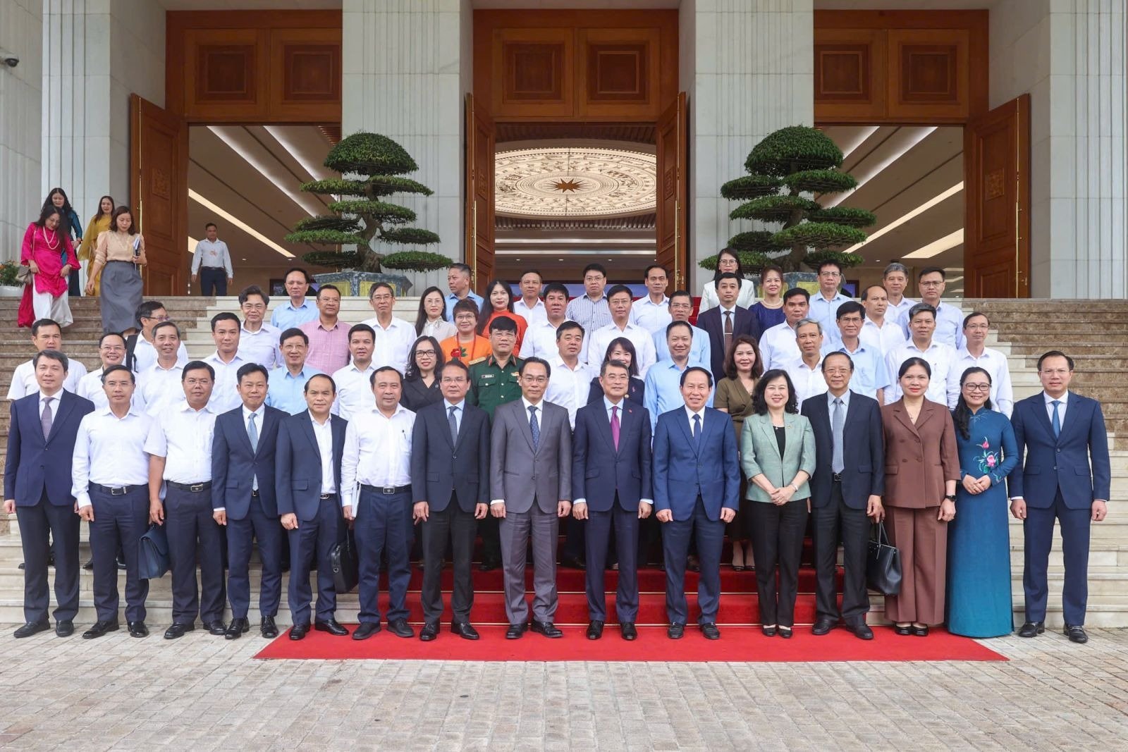 Thủ tướng Ch&iacute;nh phủ L&ecirc; Minh Hưng chụp ảnh c&ugrave;ng c&aacute;c đại biểu dự hội nghị.