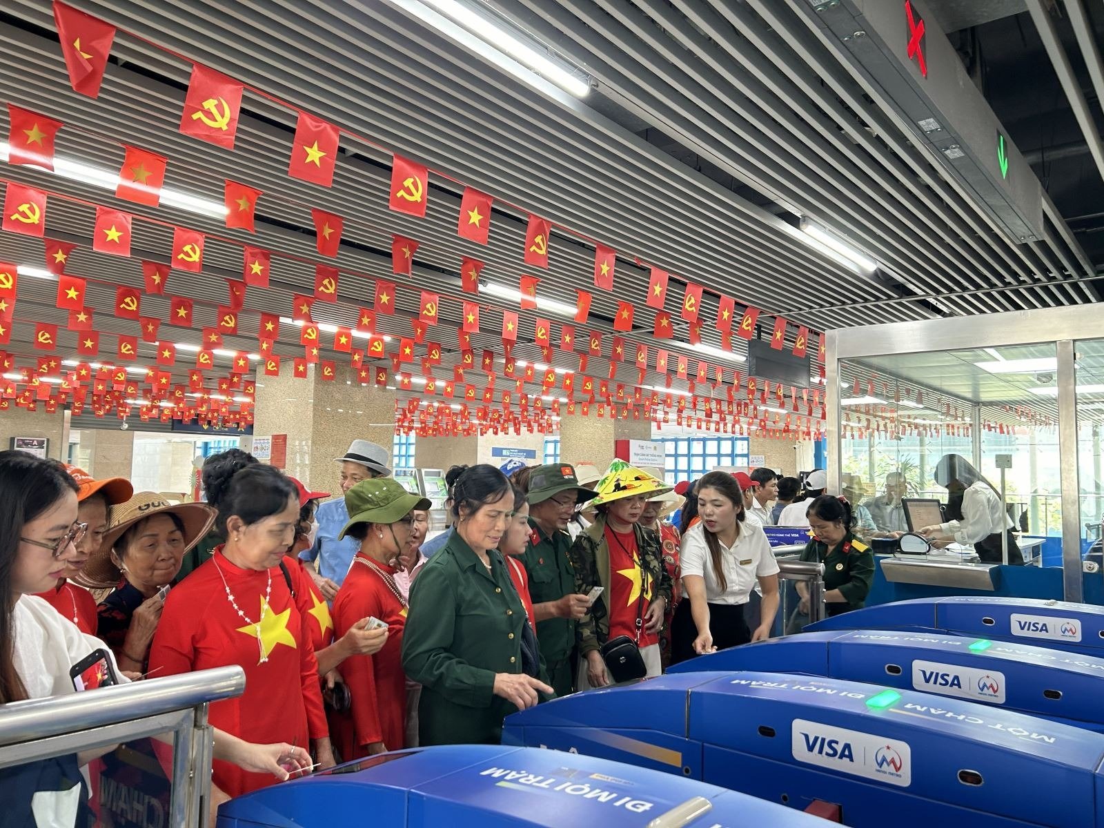 H&agrave; Nội Metro tiếp tục đồng h&agrave;nh c&ugrave;ng h&agrave;nh kh&aacute;ch th&ocirc;ng qua c&aacute;c Giải ph&aacute;p giao th&ocirc;ng li&ecirc;n ho&agrave;n.