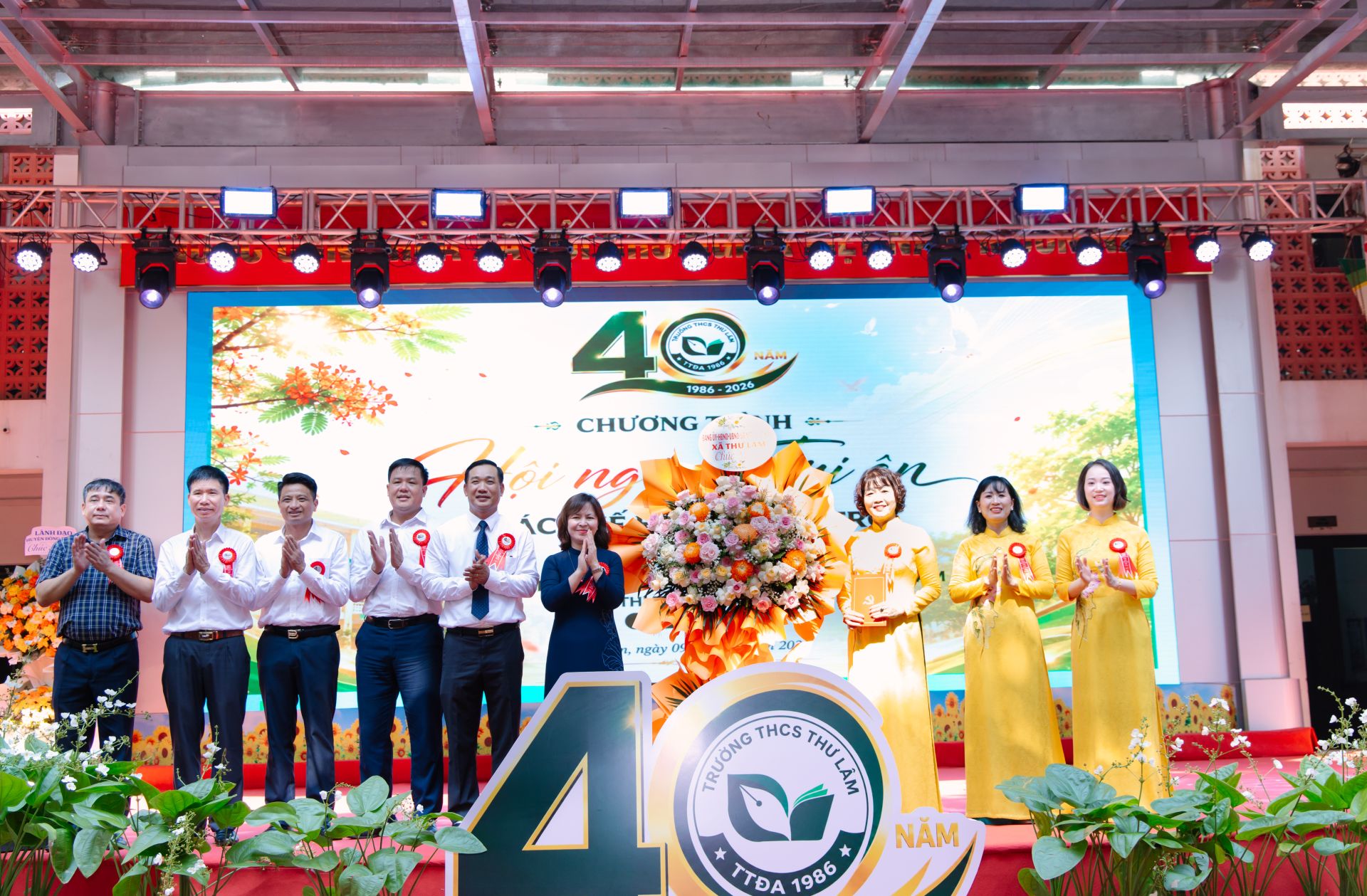 Tập thể Đảng ủy, HĐND, UBND, Ủy ban MTTQ Việt Nam x&atilde; Thư L&acirc;m ch&uacute;c mừng nh&agrave; trường nh&acirc;n kỷ niệm 40 năm th&agrave;nh lập. 