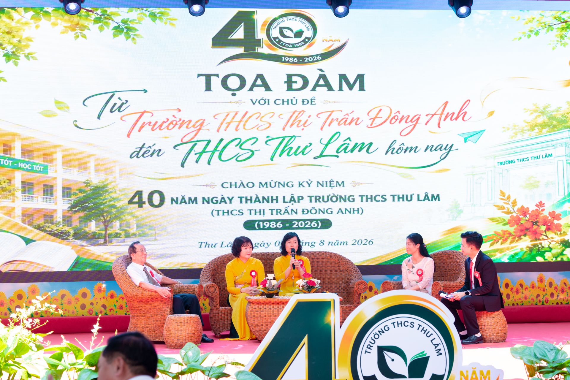 C&aacute;c kh&aacute;ch mời tham gia tọa đ&agrave;m &ldquo;Từ trường THCS Thị trấn Đ&ocirc;ng Anh đến trường THCS Thư L&acirc;m h&ocirc;m nay&rdquo;. 