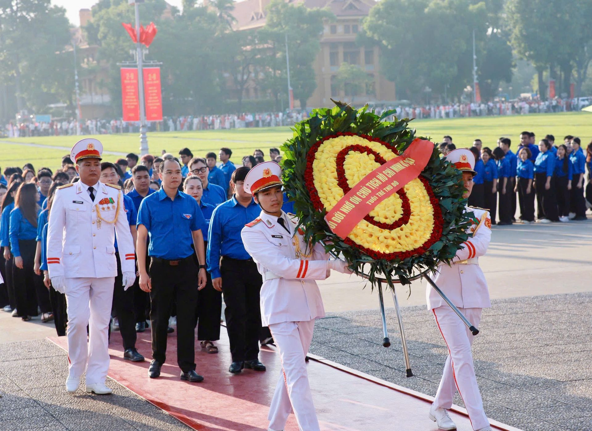 Tuổi trẻ Thủ đ&ocirc; v&agrave;o Lăng viếng Chủ tịch Hồ Ch&iacute; Minh.