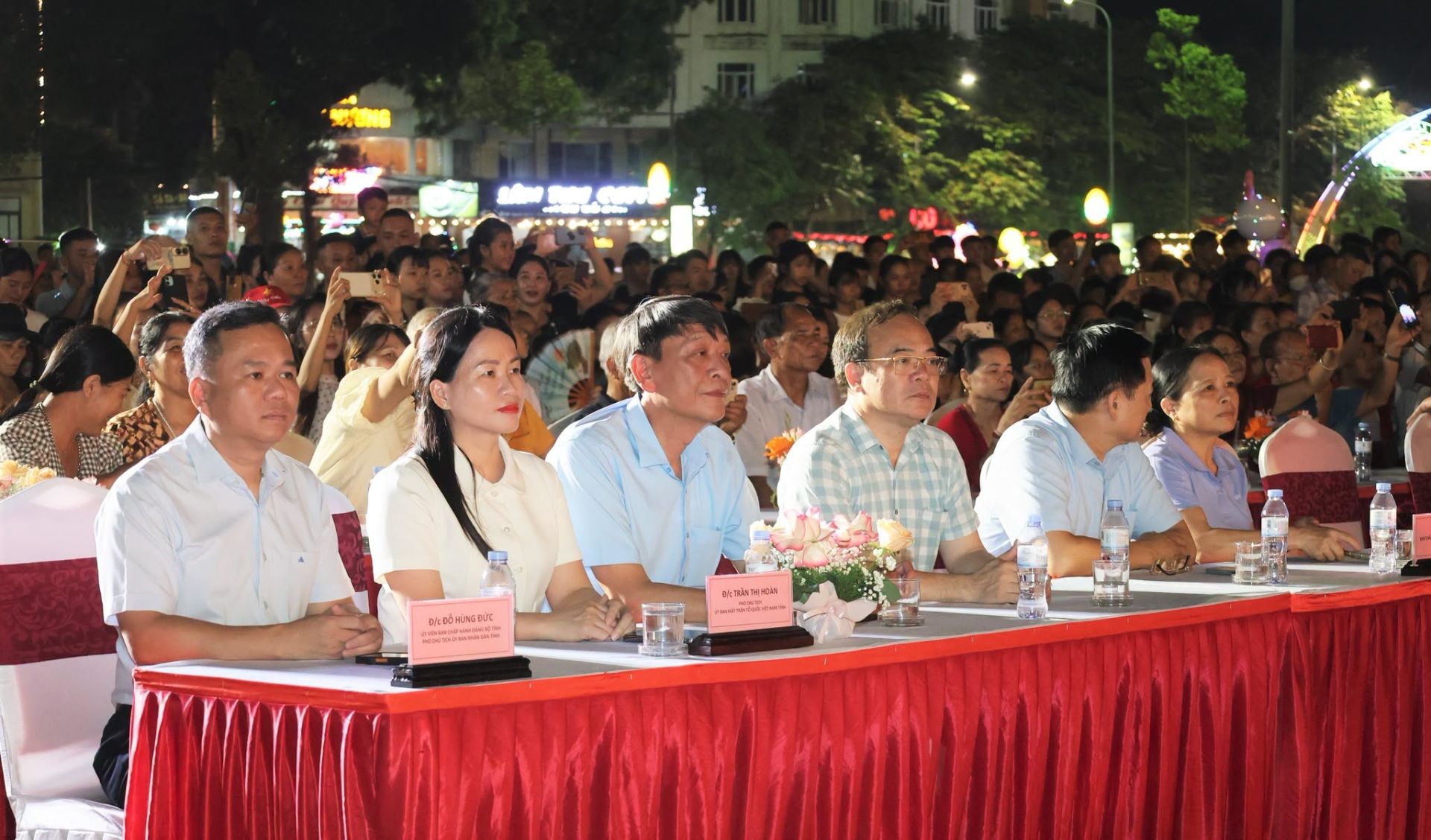 Đại biểu tham dự chương tr&igrave;nh nghệ thuật 