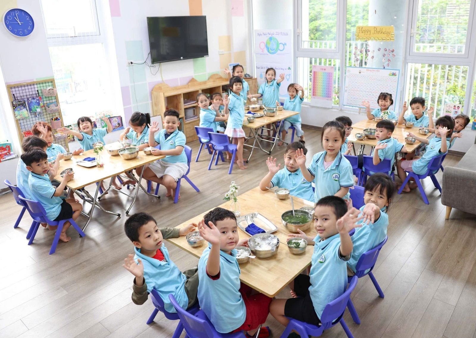 Thực hiện nghi&ecirc;m việc đảm bảo dinh dưỡng hợp l&iacute; v&agrave; an to&agrave;n thực phẩm trong tổ chức bữa ăn nội tr&uacute;, b&aacute;n tr&uacute;.
