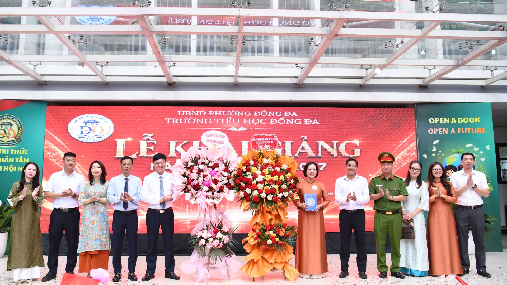 Đảng uỷ - HĐND &ndash; UBND &ndash; UBMTTQ phườg Đống Đa v&agrave; C&ocirc;ng an phường Đống Đa tặng hoa ch&uacute;c mừng khai giảng nh&agrave; trường.