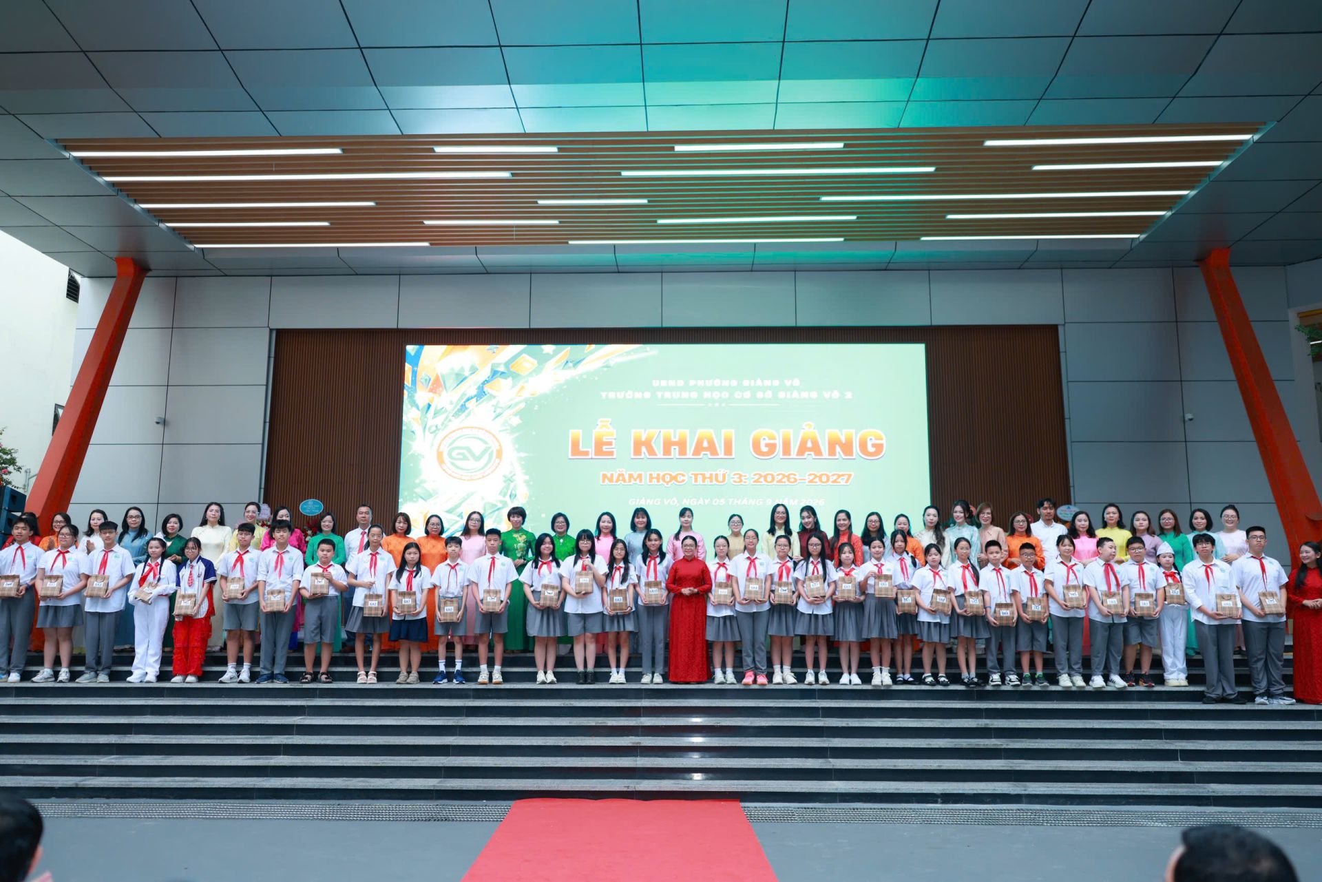 Ban Gi&aacute;m hiệu nh&agrave; trường trao qu&agrave; cho c&aacute;c bạn học sinh.