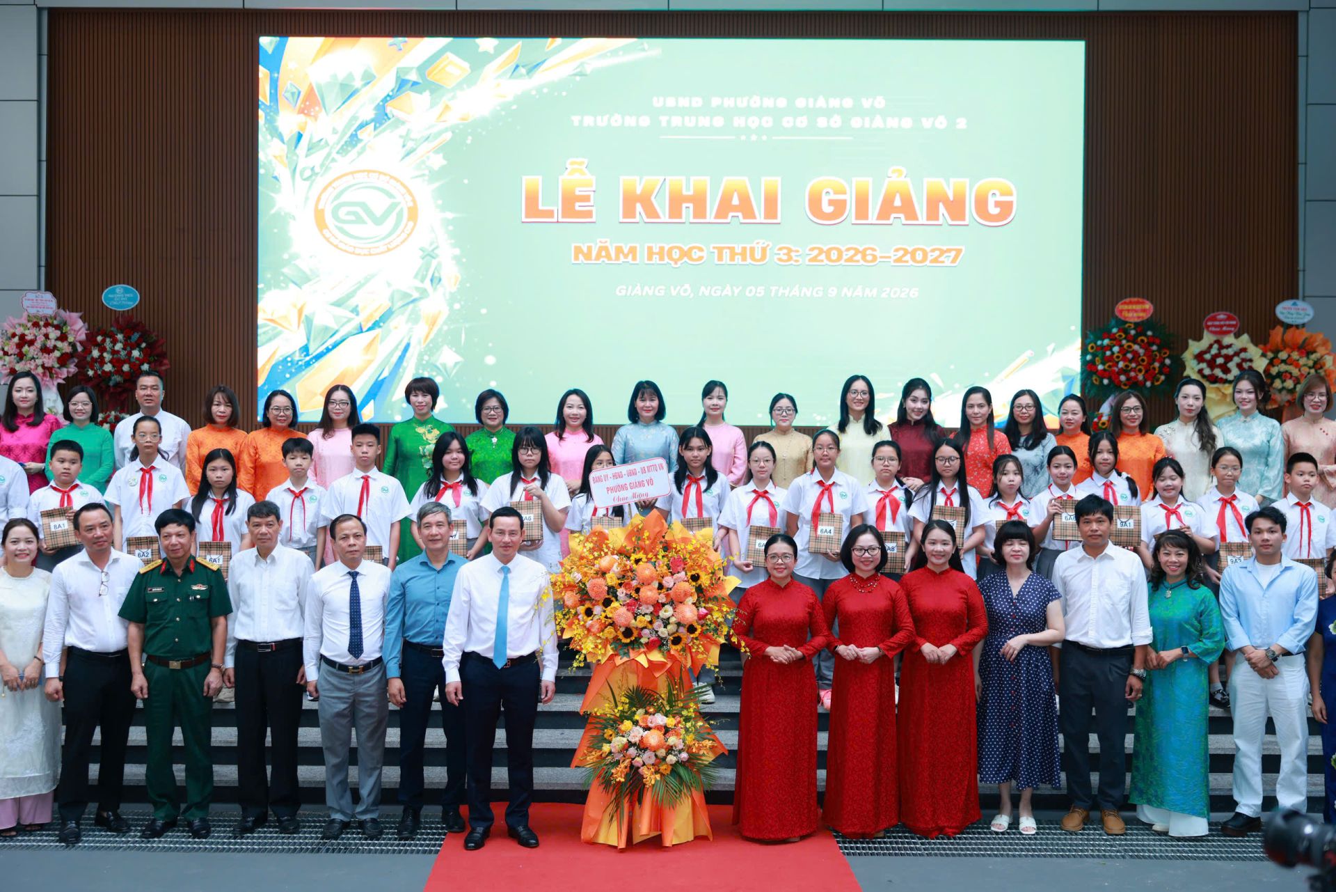 C&ocirc; v&agrave; tr&ograve; trường THCS Giảng V&otilde; 2 nhận lẵng hoa ch&uacute;c mừng của đại diện l&atilde;nh đạo phường Giảng V&otilde;.
