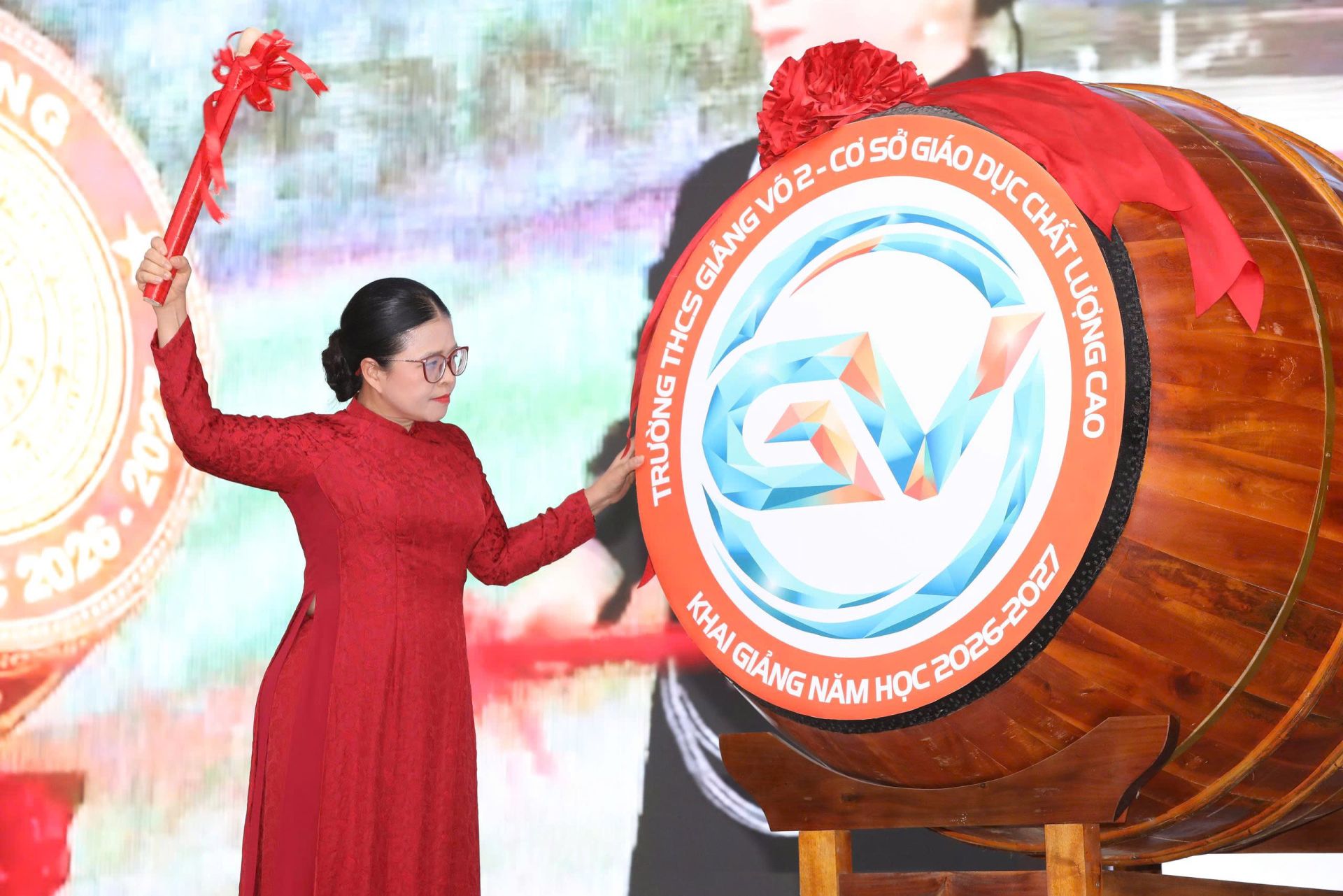 Nh&agrave; gi&aacute;o Phạm Thị Hương Giang - Hiệu trưởng trường THCS Giảng V&otilde; 2 đ&aacute;nh trống khai trường.
