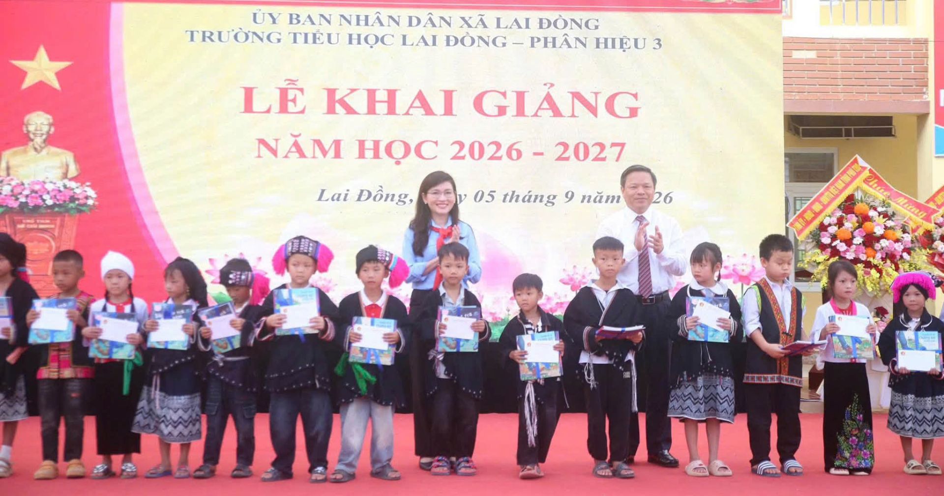 Chị Hồ Hồng Nguy&ecirc;n trao học bổng cho c&aacute;c em học sinh.