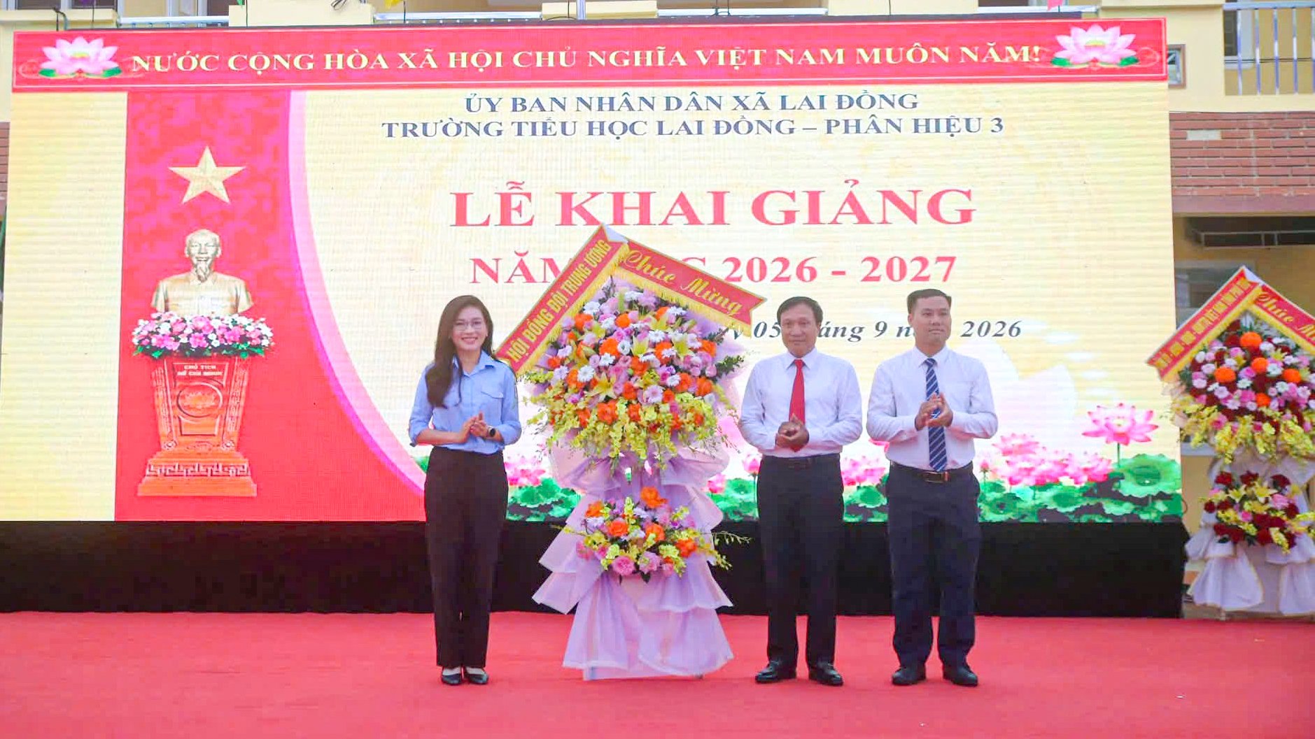 B&iacute; thư Trung ương Đo&agrave;n Hồ Hồng Nguy&ecirc;n trao lẵng hoa ch&uacute;c mừng nh&agrave; trường.