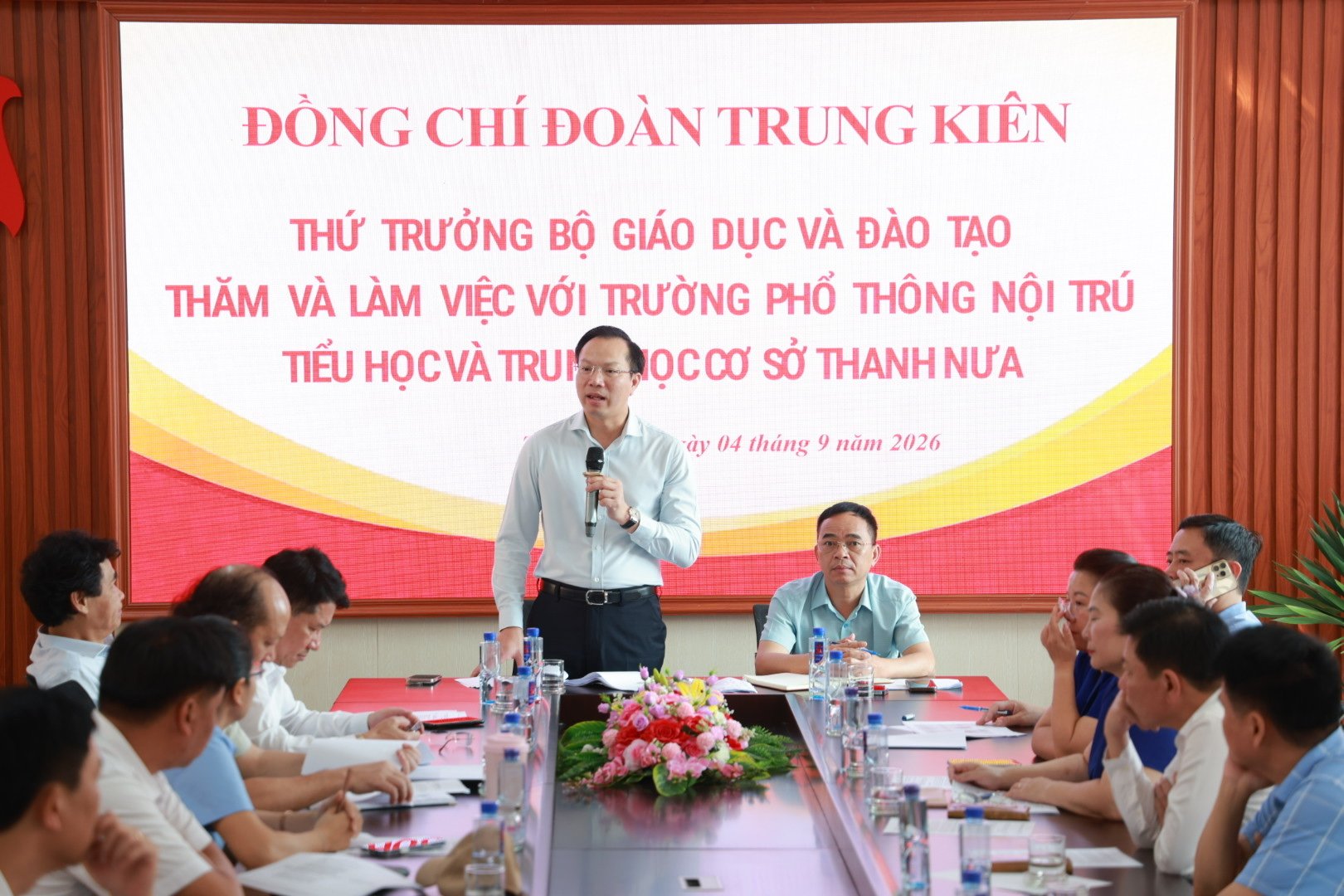 Thứ trưởng Đo&agrave;n Trung Ki&ecirc;n c&ugrave;ng đo&agrave;n c&ocirc;ng t&aacute;c thăm, l&agrave;m việc tại trường Phổ th&ocirc;ng nội tr&uacute; Tiểu học v&agrave; Trung học cơ sở Thanh Nưa.