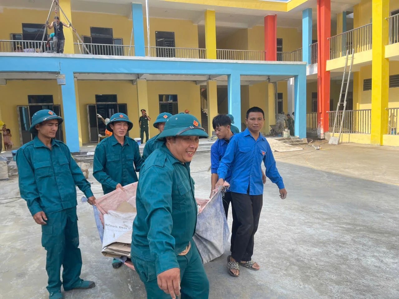 Đo&agrave;n vi&ecirc;n, thanh ni&ecirc;n x&atilde; Na Ngoi hỗ trợ vệ sinh, trang tr&iacute; trường li&ecirc;n cấp trước ng&agrave;y khai giảng. (Ảnh: Đo&agrave;n x&atilde; Na Ngoi)