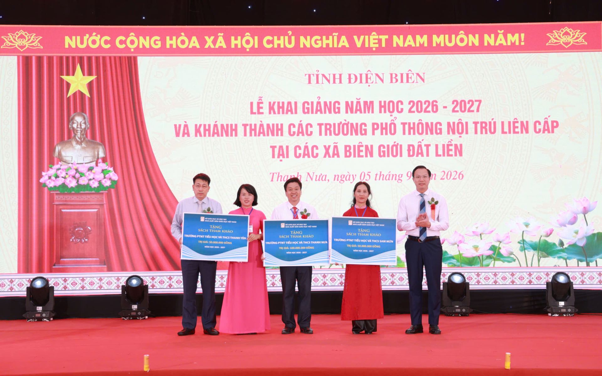 Thứ trưởng Bộ Gi&aacute;o dục v&agrave; Đ&agrave;o tạo Đo&agrave;n Trung Ki&ecirc;n v&agrave; &ocirc;ng Phạm Vĩnh Th&aacute;i - Th&agrave;nh vi&ecirc;n Hội đồng th&agrave;nh vi&ecirc;n, Tổng Bi&ecirc;n tập NXBGDVN trao biển tặng s&aacute;ch cho đại diện Ban Gi&aacute;m hiệu c&aacute;c trường phổ th&ocirc;ng nội tr&uacute; Tiểu học v&agrave; Trung học cơ sở.