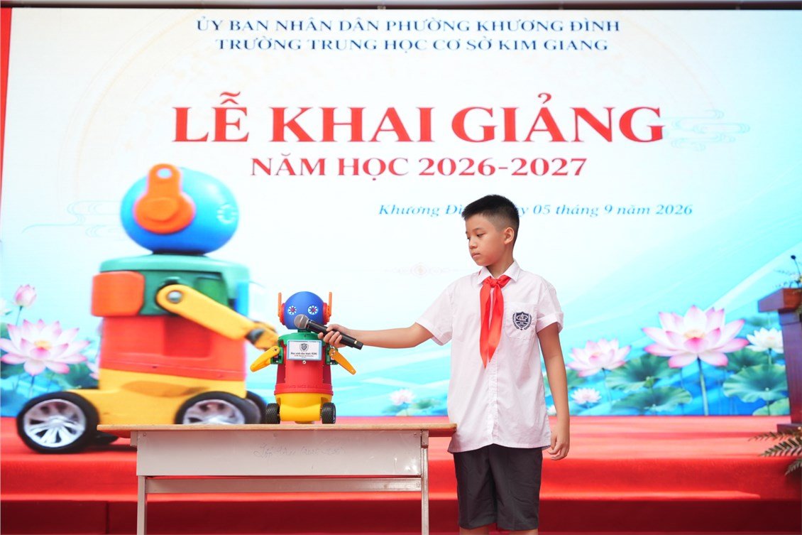 Bạn học sinh trường THCS Kim Giang giao lưu c&ugrave;ng Robot AI Kimi - điểm nhấn c&ocirc;ng nghệ trong Lễ Khai giảng năm học mới.