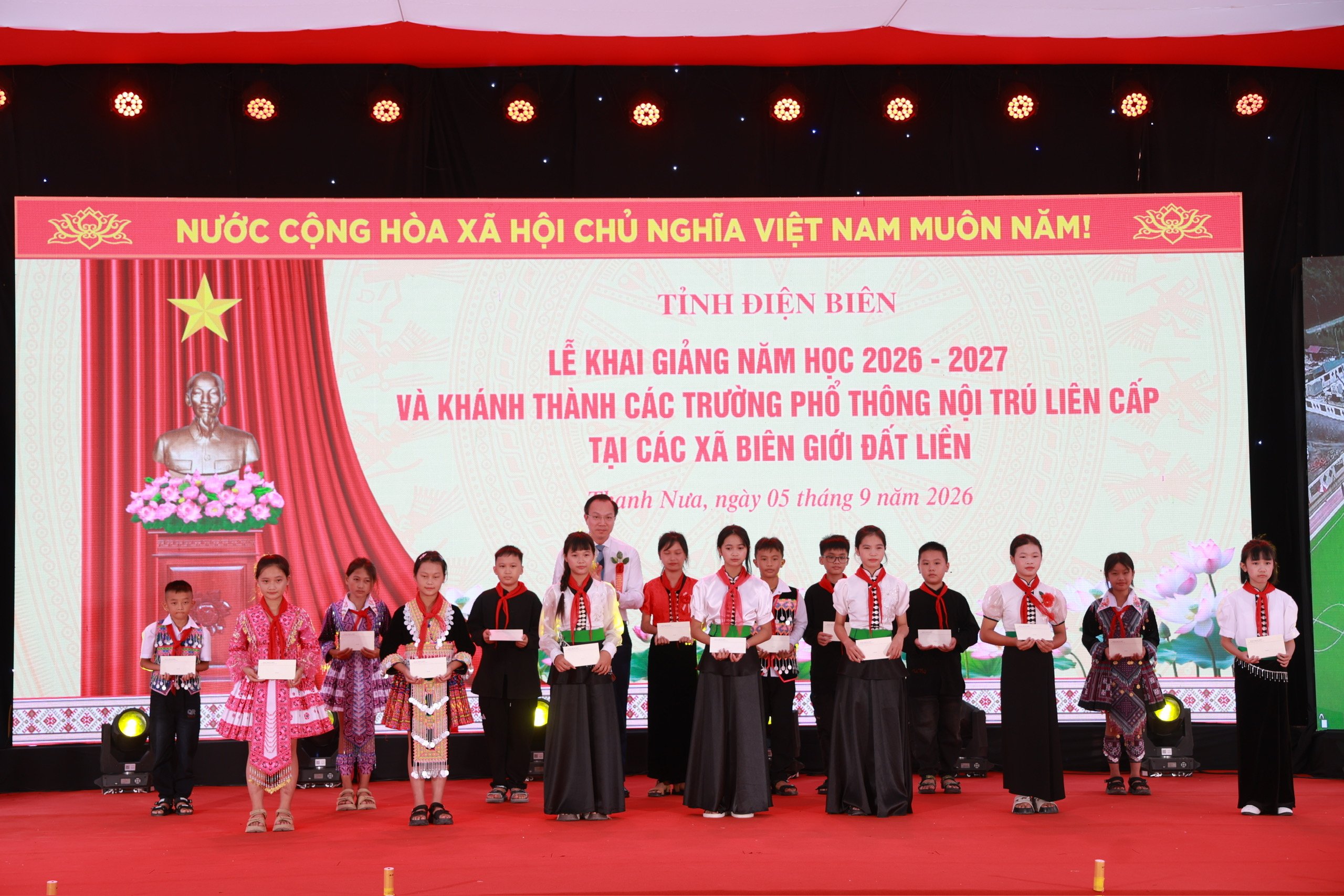 Thứ trưởng Đo&agrave;n Trung Ki&ecirc;n trao qu&agrave; động vi&ecirc;n học sinh c&oacute; th&agrave;nh t&iacute;ch tốt, ho&agrave;n cảnh kh&oacute; khăn của trường Phổ th&ocirc;ng nội tr&uacute; Tiểu học v&agrave; Trung học cơ sở Thanh Nưa tại Lễ khai giảng.
